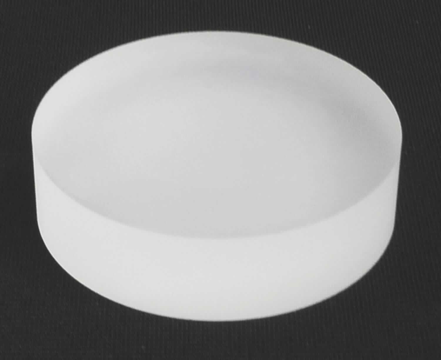 Rohling von optischen Elementen aus Glas, sog. Rundscheibe aus SiO2, Foto siehe Anlage, 
- in verschiedenen Rundformen und Abmessungen (laut Antrag),
- vorgelegtes Warenmuster in Form einer opaken Rundscheibe (sog. Rundling), 
- - mit einem Durchmesser von ca. 5 cm und einer Dicke von ca. 1,3 cm, 
- aus Glas (laut Antrag: hochreines, geschmolzenes Siliciumdioxid),
- nicht optisch bearbeitet, 
- von Stangen geschnitten,
- dient der Herstellung eines optischen Elements (Linse) durch optische Bearbeitung, 
- zur Verwendung in optischen Instrumenten und Geräten,
- keine Einreihung in die Position 9001, da die Ware nicht optisch bearbeitet ist.

"Optisches Element, aus Glas, keine Ware der Position 7015, nicht optisch bearbeitet"