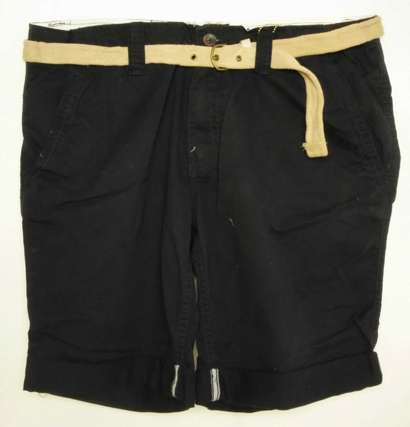 Kurze Hose mit Gürtel, sog. Xylontum Chino Short schwarz, Artikel 07-5612-63, Größe L, Foto siehe Anlage,
- stellt sich als Warenzusammenstellung dar,
- laut Antrag in einem Polybeutel gemeinsam zur Befriedigung eines speziellen Bedarfs für den Einzelverkauf
  aufgemacht,
- kurze Hose: 
-- aus ca. 0,4 mm dicken, einfarbigen Geweben aus laut Antrag 100 % Baumwolle, 
-- in der Taille abschließend; mit Gürtelschlaufen, 
-- vorn mit einer Öffnung mit Reißverschluss; verdeckt von einer Patte von links über rechts (Männerkleidung),
   die im Bund mit einem Knopf geschlossen wird,
-- vorn mit zwei Eingriffstaschen sowie mit zwei eingesetzten Gesäßtaschen,
-- mit kurzen Hosenbeinen, die nicht die Knie bedecken (Seitenlänge: ca. 51 cm),
-- an den Beinabschlüssen nach außen umgeschlagen und fixiert,
- Gürtel: 
-- durch die Gürtelschlaufen der kurzen Hose gezogen,
-- mit einer Länge von ca. 128 cm und einer Breite von ca. 2,5 cm, 
-- aus festen, einfarbigen Geweben aus Spinnstoffen,
-- mit einer Gürtelschnalle und Nieten aus unedlem Metall,
-- durch Zusammenfügen konfektioniert,
-- stellt sich als Bekleidungszubehör dar,
- im Hinblick auf den Umfang und der Bedeutung in Bezug auf die Verwendung bestimmt die 
  kurze Hose den Charakter der Warenzusammenstellung.

"Kurze Hose, aus Geweben, für Männer, aus Baumwolle"