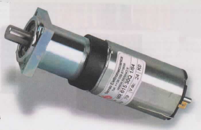 Vertical Motor,
bestehend aus einem elektrischen 24 V - Gleichstrommotor mit einer Leistung von ca. 130 W, in Kombination mit einem Getriebe, in einem zylinderförmigen Gehäuse, maximaler Durchmesser 37 mm, Gesamtlänge 126,5 mm.
Die kennzeichnende Haupttätigkeit übt der Gleichstrommotor aus.
Die Ware wird zur Höhenverstellung eines Röntgendetektors in einer Röntgenanlage DX-D 600 verwendet.

Die Ware ist als "Elektromotor mit einer Leistung von mehr als 37,5 W, Gleichstrommotor, mit einer Leistung von weniger als 750 W, nicht von den Unterpositionen 8501 3100 10 bis 8501 3100 89 erfasst" einzureihen.