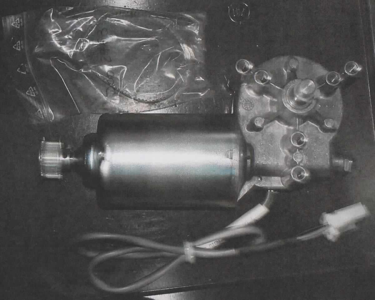 Transversal Motor,
bestehend aus einem elektrischen 24 V - Gleichstrommotor mit einer Leistung von ca. 96 W in einem zylinderförmigen Gehäuse mit angebrachter Riemenscheibe, in Kombination mit einem rechtwinklig zum Motor stehenden Getriebe, mit Ausgangswelle und Anschlusskabel.
Die kennzeichnende Haupttätigkeit übt der Gleichstrommotor aus.
Die Ware wird zum Verstellen der Transversal Achse einer Röntgenröhre in einer Röntgenanlage DX-D 600 verwendet.

Die Ware ist als "Elektromotor mit einer Leistung von mehr als 37,5 W, Gleichstrommotor, mit einer Leistung von weniger als 750 W, nicht von den Unterpositionen 8501 3100 10 bis 8501 3100 89 erfasst" einzureihen.