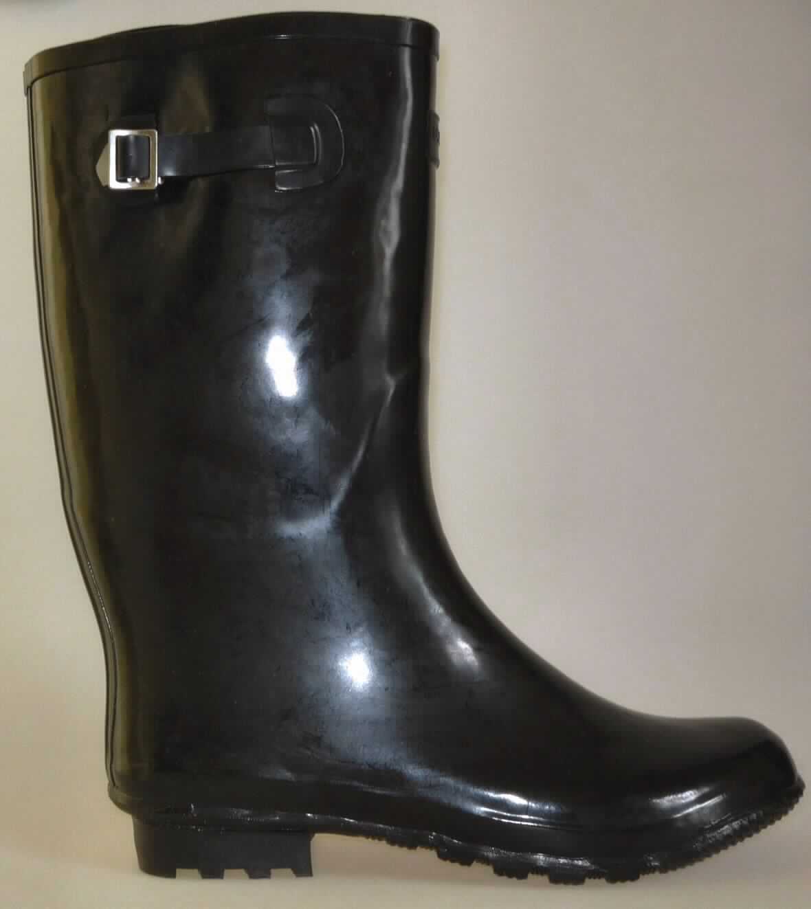 Stiefel (lt. Antrag: "Gummistiefel schwarz, Art. Nr. 70-3208-03 Trooper Vintage Vule", Foto siehe Anlage)
- wasserdicht,
- mit Laufsohlen aus (lt. Antrag) Kunststoff,
- mit Oberteil aus (lt. Antrag) Kunststoff; das Oberteil ist weder mit der Laufsohle noch selbst 
  durch Nähen, Nieten, Nageln, Schrauben, Stecken oder ähnliche Verfahren zusammengefügt,
- seitlich mit Zierriemen und Zierschnalle,
- ohne Metallschutz in der Vorderkappe,
- den Knöchel, jedoch nicht das Knie bedeckend

"Wasserdichte Schuhe mit Laufsohlen und Oberteil aus Kunststoff, bei denen weder das Oberteil mit der 
 Laufsohle noch das Oberteil selbst durch Nähen, Nieten, Nageln, Schrauben, Stecken oder ähnliche Verfahren 
 zusammengefügt ist; andere als in den Unterpositionen 6401 1000 bis 6401 9210 genannt"