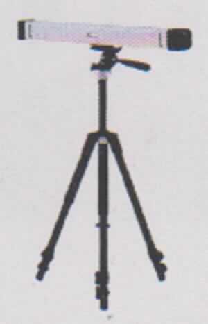 3D-Bewegungs-Analysekamera (Motion Analyzer, Artikel-Nr. E-BFMA01), im Wesentlichen bestehend aus einem balkenförmigen Gerät mit einer Länge von 400 mm (äußere Form siehe Abbildung in der Anlage ohne Stativ), das mit optischen Sensoren und weiteren elektrischen und elektronischen Bauteilen sowie USB-Anschlüssen ausgerüstet ist. Die Ware dient als dynamische Vermessungskamera und erfasst die Bewegungen eines Fahrradfahrers in Echtzeit, um die Bestimmung der Sitzposition auf dem Fahrrad zu verbessern. Dazu werden acht LED-Marker (nicht Gegenstand dieser vZTA-Entscheidung) an definierten Punkten des auf einem Positionssimulator (nicht Gegenstand dieser vZTA-Entscheidung, sondern der vZTA DE 25506/15-1) sitzenden Fahrradfahrers angebracht. Die Analysekamera detektiert 20 mal pro Sekunde die Position der LED-Punkte und erzeugt daraus 3D-Koordinaten, die an einen Computer (nicht Gegenstand dieser vZTA-Entscheidung) zur Auswertung über Kabel übermittelt werden.
Die Ware wird als "optisches Gerät zum Messen oder Prüfen, in Kapitel 90 anderweit weder genannt noch inbegriffen, keine Ware der Unterpositionen (HS) 9031 10 bis 9031 41, kein Profilprojektor" eingereiht.