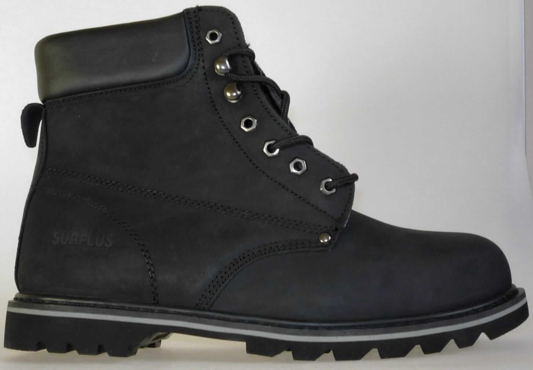 Sicherheitsschuhe (lt. Antrag: "Freizeitstiefel, sog. Trooper Security Boots, Art. 70-3207-03", Foto siehe Anlage)
- mit Laufsohlen aus Kunststoff,
- mit knöchelbedeckendem Oberteil aus Leder (den größten Teil der Außenfläche bildend) und Kunststoff 
  (Spinnstoff mit einer mit bloßem Auge wahrnehmbaren Außenschicht aus Kunststoff),
- auf das Oberteil ist im Fersenbereich ein Stück aus Leder als Verstärkungsteil aufgesetzt,
- mit Schnürsenkelverschluss und Metallhaken,
- mit einem Metallschutz in der Vorderkappe

"Schuhe mit Laufsohlen aus Kunststoff und Oberteil aus Leder, andere als in den UPos. 6403 1200 bis 
 6403 2000 genannt, mit einem Metallschutz in der Vorderkappe"