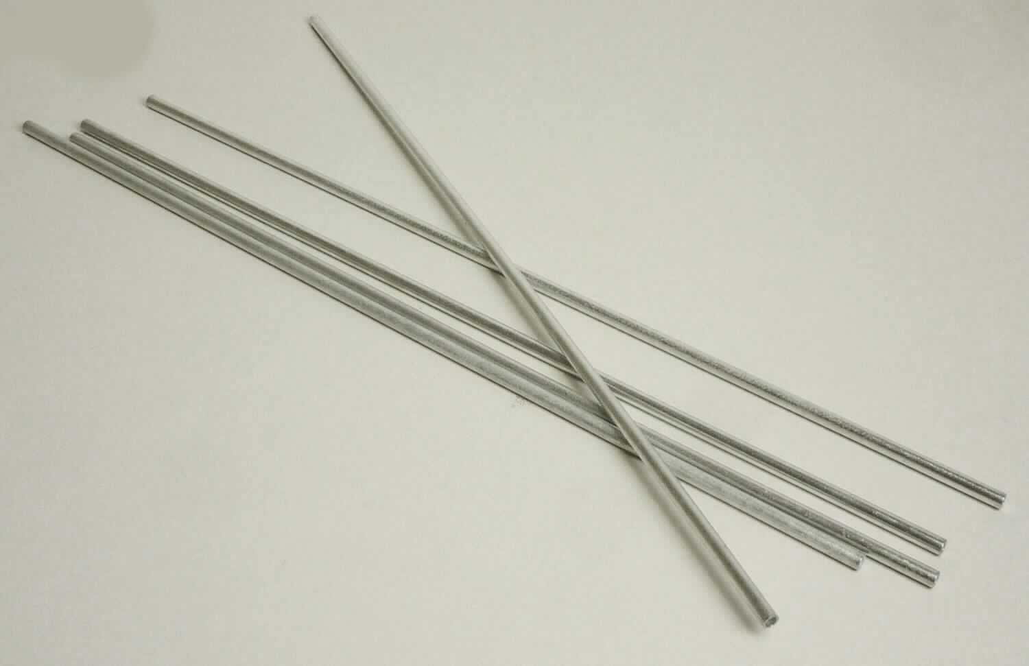 Stahlrohr

Bei der als Kabelkanal bezeichneten Ware handelt es sich um ein metallisches Hohlerzeugnis (Rohr) mit glatter Oberfläche und mit einem über die gesamte Länge gleichbleibenden kreisförmigen Querschnitt und einem maximalen Durchmesser von 10 mm. Technische Zeichnungen mit vertraulichen Angaben wurden vorgelegt. Das Rohr besteht aus nichtlegiertem Stahl, wird nach den Angaben aus nahtlosem Stahlrohr abgelängt und die Kanten geschliffen. Das Erzeugnis wird nach den Angaben als Kabelschutz in Personenaufzügen verwendet

Die Ware ist als nahtloses Rohr mit kreisförmigem Querschnitt, aus nicht legiertem Stahl, kaltgezogen, anderes als Präzisionsstahlrohr, das einen Außendurchmesser von höchstens 406,4 mm und ein Kohlenstoffäquivalent (CEV) gemäß den Berechnungen und der chemischen Analyse des International Institute of Welding (IIW) von maximal 0,86 hat, in den TARIC-Code 7304 3180 30 einzureihen.