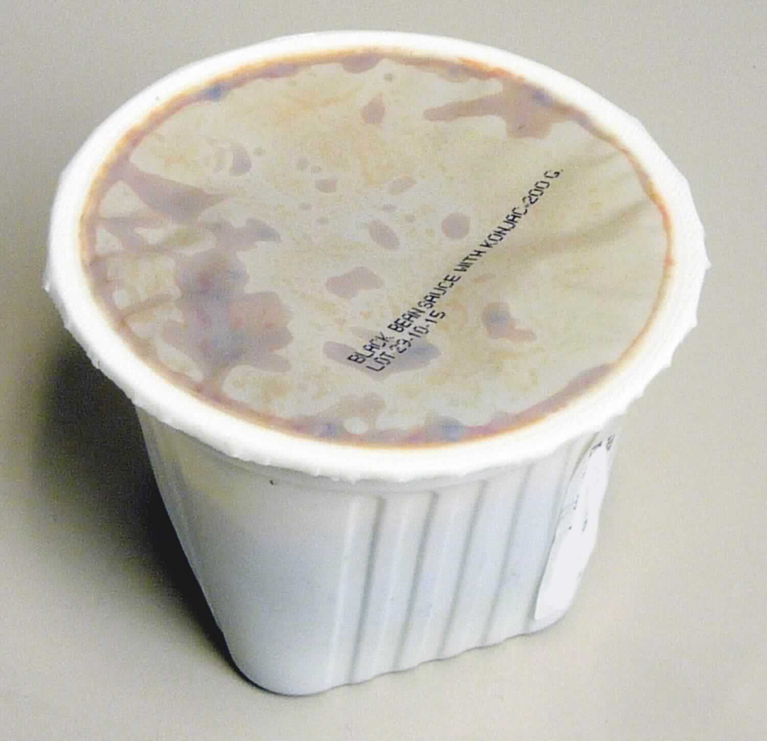 Fertiggericht mit Konjak-Nudeln

Antragsangaben: Nudeln aus der Konjakwurzel mit Black Bean Sauce 200 gr.

Ein Warenmuster (nicht in Originalumschließung) und vertrauliche Angaben zur Zusammensetzung (siehe Feld 8) lagen vor.

Beschaffenheit des Warenmusters:
Mit weißer Kunststofffolie verschweißter weißer Kunststoffbecher; darin verzehrfertige Konjaknudeln nach Art von Spaghetti in einer braunen, mit Karottenstücken und Gewürzen durchsetzten Sauce;
Geschmack würzig, scharf, nach Karotten.

Milchfett und Kakao: nach der Zutatenliste nicht enthalten
Stärke einschließlich Stärkeabbauprodukte (HPLC nach enzymatischem Abbau): weniger als 5 GHT
Saccharose (einschließlich Invertzucker) und Isoglucose (HPLC): weniger als 5 GHT

Lebensmittelzubereitung aus Mehl, ohne Gehalt an Kakao, anderweit weder genannt noch inbegriffen, kein Milchfett enthaltend, weniger als 5 GHT Saccharose (einschließlich Invertzucker), Isoglucose, Glucose oder Stärke enthaltend, Fertiggericht mit Charakter bestimmendem Anteil an Konjaknudeln
