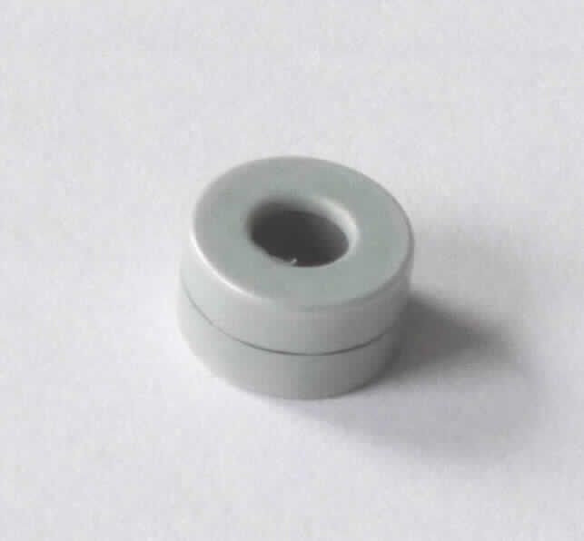 Ferritkern,
- in Ringform;
- mit einem Außendurchmesser von ca. 7 mm, einem Innendurchmesser von ca. 3,5 mm 
  und einer Höhe von ca 3,5 mm;
- zur Herstellung von Transformatoren und Drosselspulen bestimmt.

Die Ware ist als "Teil, erkennbar ausschließlich für Transformatoren oder Selbstinduktionsspulen bestimmt, keine   zusammengesetzte elektronische Schaltung, Ferritkern" einzureihen.