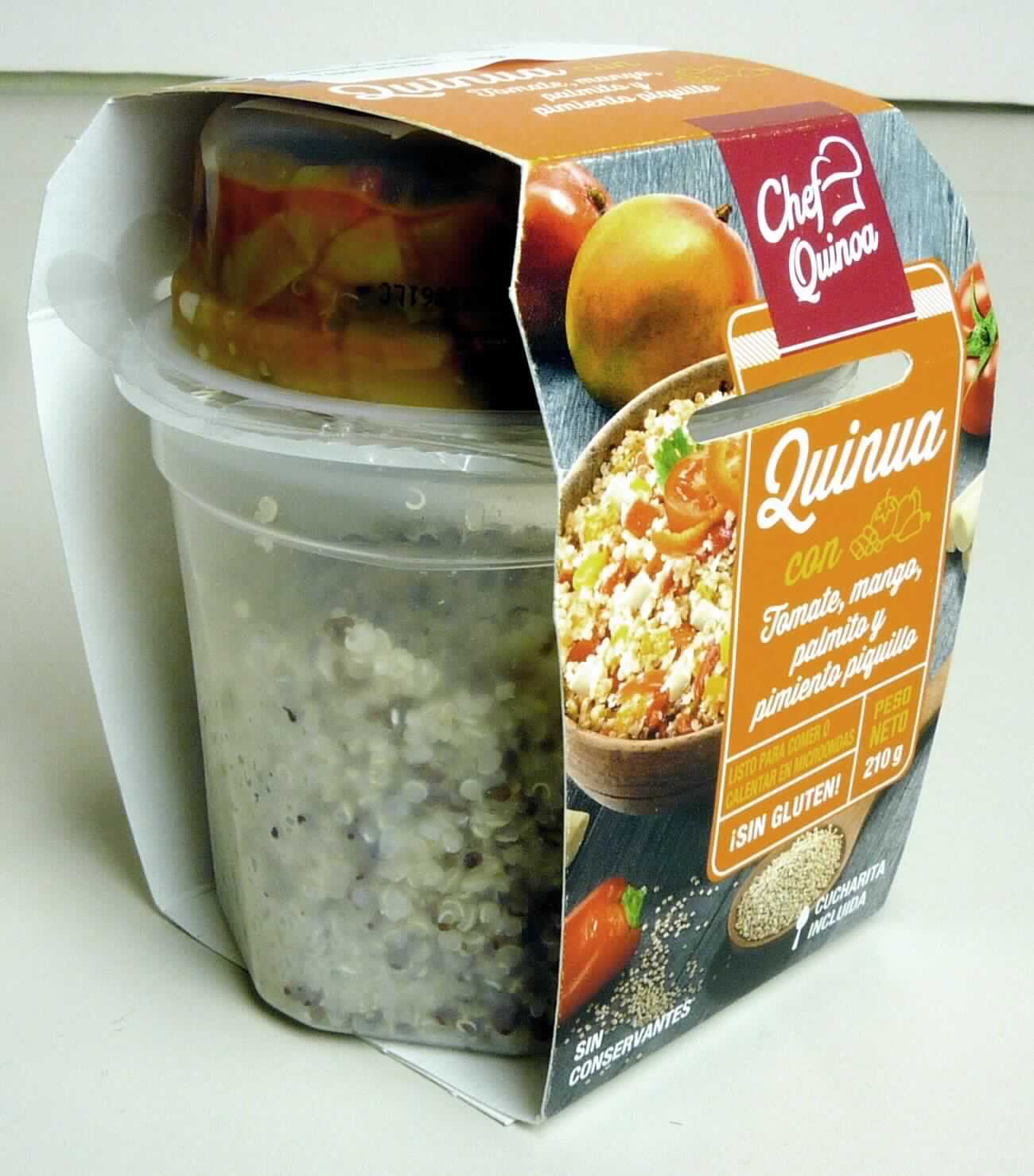 Quinoa-Fertiggericht

Antragsangaben:
Quinoa Mix Piquillo Pepper and Mango in plastic jar 210 gr.

Beschreibung der Ware anhand des Produktdatenblatts und eines Warenmusters, das sich vom einzureihenden 
Erzeugnis nur in der Zusammensetzung der Gemüse-Frucht-Zubereitung unterscheidet:
Zwei verschieden große, durchsichtige Kunststoffbecher (Höhe ca. 3 cm bzw. 8 cm; Durchmesser ca. 8 cm) 
mit abziehbarer Deckelfolie luftdicht verschlossen, wobei der kleinere Becher umgekehrt auf dem größeren 
Becher aufliegt; zwischen den beiden Bechern befinden sich drei Kunststoffteile, verpackt in Klarsichtfolie, 
die zu einer Gabel zusammengesetzt werden können; die beiden Becher umschließt eine bunt bedruckte 
Karton-Banderole mit Angaben zum Produkt, den Zutaten (siehe Feld 8) und einem Zubereitunghinweis (bild-
haft dargestellt: Erzeugnis im kleinen Becher mit dem gekochten Quinoa im großen Becher vermischen und 
mit der beigefügten Gabel verzehren) bzw. Verzehrshinweis (kalt verzehrbar oder in der Mikrowelle erwärmen).

Inhalt: großer Becher: feuchtes, weich gekochtes, verzehrfertiges, hellbeiges sowie rotes Quinoa mit schwach 
salzigem Geschmack; kleiner Becher: Gemüse- Fruchtzubereitung (gemäß Produktspezifikation aus Piquillo 
Pfeffer und Mango).

Es liegt eine Warenzusammenstellung in Aufmachung für den Einzelverkauf vor, wobei der Charakter der 
Ware aufgrund seiner Bedeutung für das herzustellende Gericht durch das durch Kochen zubereitete 
Quinoa-Getreide bestimmt wird.

Getreide (ausgenommen Mais) in Form von Körnern, vorgekocht, anderweit weder genannt noch inbegriffen, 
auf der Grundlage von Quinoa (Reismelde)