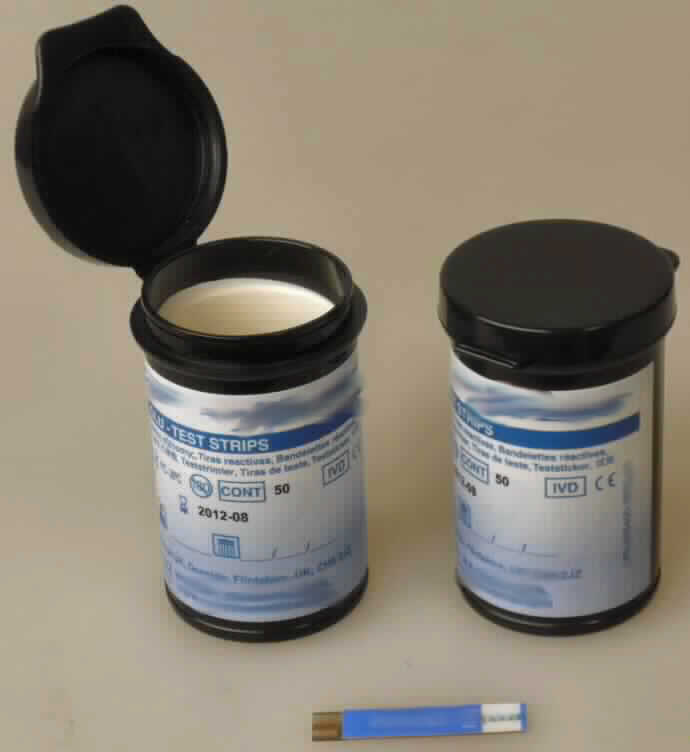 Blutzucker-Teststreifen

Angaben:
Bei dem Erzeugnis soll es sich um ein In-Vitro-Diagnostikum zur Bestimmung des Glucosegehaltes im Vollblut unter Verwendung von Geräten einer bestimmten Messgerätefamilie (nicht Gegenstand dieser Auskunft) handeln. Die im Wesentlichen aus Kunststoff und einer Kontaktfolie bestehenden Testreifen sind mit einem biotechnogisch (Aspergillus sp.) hergestellten Enzym versehen. Das Messprinzip ist elekrochemisch. Für die Messung muss eine geringe Menge Blut auf die vier kleinen Messfelder (wells) des Teststreifens gebracht werden.

Feststellungen:
In einer bedruckten Kartonverpackung befinden sich ein Beipackzettel und zwei etikettierte Kunstoffdosen mit den Teststreifen. Die 3 cm langen und  0,5 cm breiten, dünnen Messstreifen weisen metallisch schimmernde Bereiche (u.a. vier kleine kreisförmige Messfelder) auf.

Befund: Diagnostikreagenz auf einem Träger.