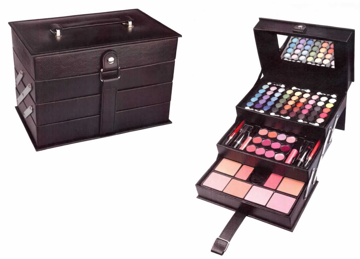 Schmink-Set

Bei der vorgelegten Ware handelt es sich nach den vorgelegten Angaben um eine Warenzusammenstellung in Aufmachung für den Einzelverkauf als Schmink-Set, bestehend aus:
- 45x Lidschatten
- 12x Lipgloss
- 8x Rouge
- 2x Lippenstift
- 2x Lipgloss inkl. Applikator
- 2x Lippenkonturenstift
- 6x Doppel-Applikator
- 3x Lippenpinsel
- 1x flacher Rougepinsel
- 1 integrierter Spiegel

Die Erzeugnisse sind in einem aufklappbaren Kosmetikkoffer aus schwarzem Leder mit Tragegriff und drei Fächern und Einlagen mit Kavitäten für die Einzelkomponenten aufgemacht. 

Die Warenzusammenstellung ist in die Position 3304 der Kombinierten Nomenklatur (zubereitete Schminkmittel) einzureihen. Bei den Waren der Position 3304 sind die Waren der Unterposition 3304 20 aufgrund ihres Umfangs charakterbestimmend.