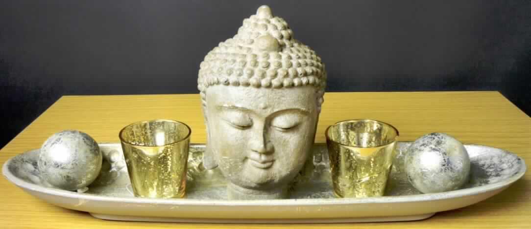 Angaben: Warenbezeichnung: Windlichtset mit Buddah; 6 tlg.; Art.- Nr. 5649100 - Material: Holz, Glas und Kunstharz / Zusammensetzung des Buddha-Kopfes: Zement.

Feststellungen: Äußere Beschaffenheit des vorgelegten Warenmusters: Ein quaderförmiger Karton enthielt:
- einen grau-beigen, schweren, harten, innen hohlen Buddha-Kopf (Höhe: ca. 21 cm)
- eine länglich-ovale, außen graue, innen teils silbrig-glänzende, teils grau-beige Holzschale   (Länge: ca. 56 cm) mit rundlichem Netz-Muster an der Rand-Innenseite
- zwei becherförmige, überwiegend silbrig glänzende Gläser (Höhe: 7,5 cm)
- zwei leichte, überwiegend silbrig glänzende Kugeln (Durchmesser: 6,7 cm).

- Analyse des Buddha-Kopfes: FTIR-Spektrum: entspricht einem Calciumsulfat-Dihydrat (Gips). Danach sind die Angaben der Antragstellerin zur Zusammensetzung des Buddha-Kopfes nicht zutreffend.

Befund: Als charakterbestimmender Bestandteil der Warenzusammenstellung wird der Buddha-Kopf angesehen (Allgemeine Vorschrift 3 b). Danach handelt es sich zolltariflich bei dem Windlichtset um eine Ware aus Gips, der Position 6809 des EZT.