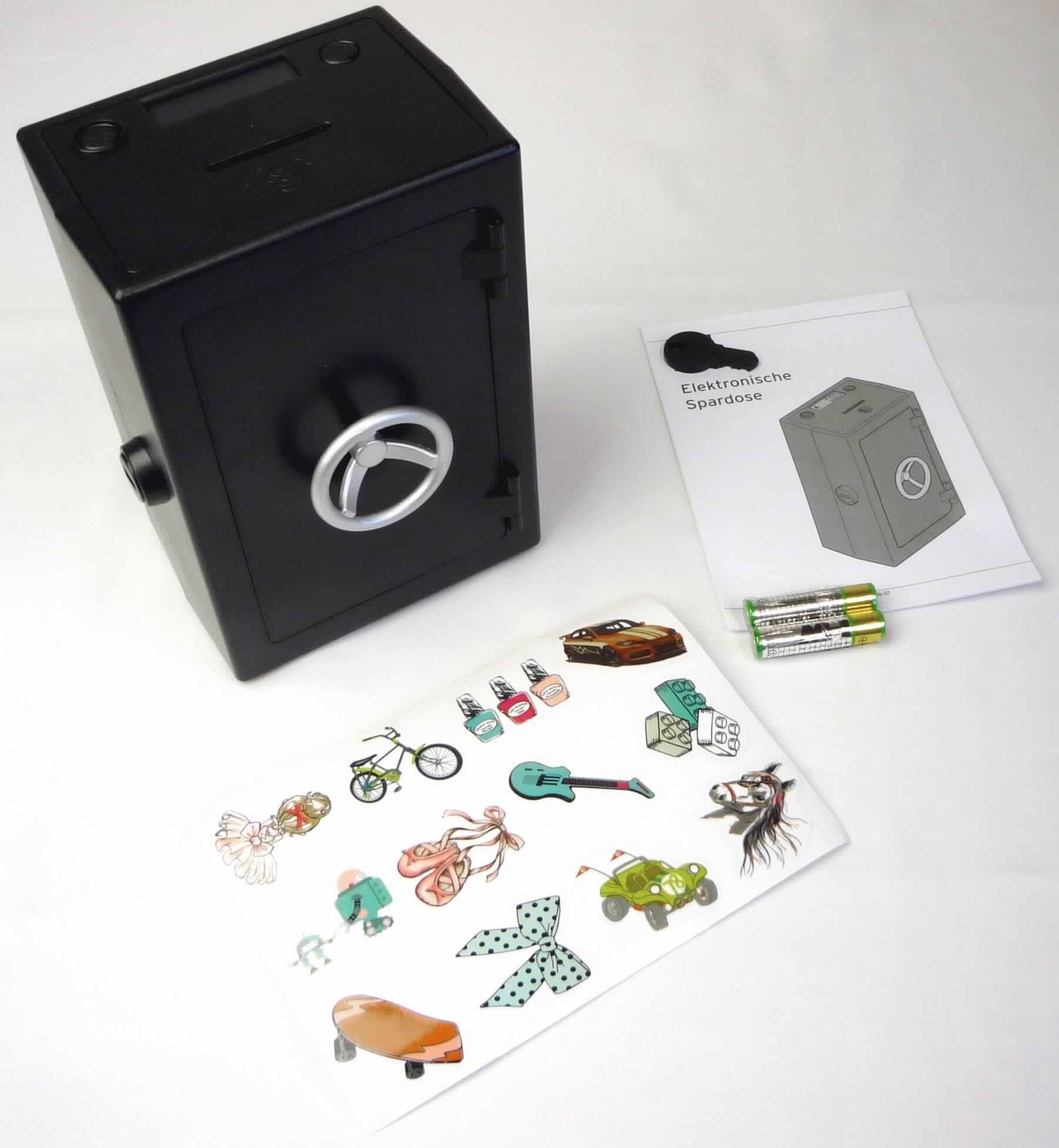 Bei der Ware mit der Handelsbezeichnung "Elektronische Spardose / Electronic Money Box" handelt sich um eine mittels einfachem Kunststoffschlüssel abschließbare Kunststoffbox in Gestalt eines Tresors bzw. Banktresors (ca. 11 x 16,5 x 9 cm) mit integriertem Rechenwerk, LC-Display, Batteriefach für zwei beiliegende 1,5 V Batterien Typ AAA und einem 35 mm langen Münzeinwurfschlitz oberhalb der Box sowie einem 80 mm langen Banknoteneinwurfschlitz auf der Rückseite.

Das Gerät dient als Spardose / Münz- und Banknotenaufbewahrungsbehältnis und dem Zählen von Geld.
Auf dem Display wird zuerst der Betrag der eingeworfenen und anschließend der Betrag aller darin enthaltenen Münzen angezeigt. Zugeführte Banknoten werden manuell durch Drücken einer Additionstaste (+ 5 Euro je Tastendruck) erfasst und auf dem Display angezeigt.  
Das Rechenwerk kann mindestens zwei mehrstellige Zahlen (hier Geldbeträge) addieren und erfüllt somit die Bedingungen eines Rechenwerks i.S. der Pos. 8470.

Die Ware ist mit einer Bedienungsanleitung und Beipack (1 Bogen Aufklaber bzw. Sticker) in einem bedruckten Pappkarton für den Einzelverkauf aufgemacht. 

Das Erzeugnis ist als "Maschine mit eingebautem Rechenwerk, andere als von den Unterpositionen (Taric) 8470 1000 00  bis 8470 5000 00 erfasst" einzureihen.

Anlage: 1 Abbildung