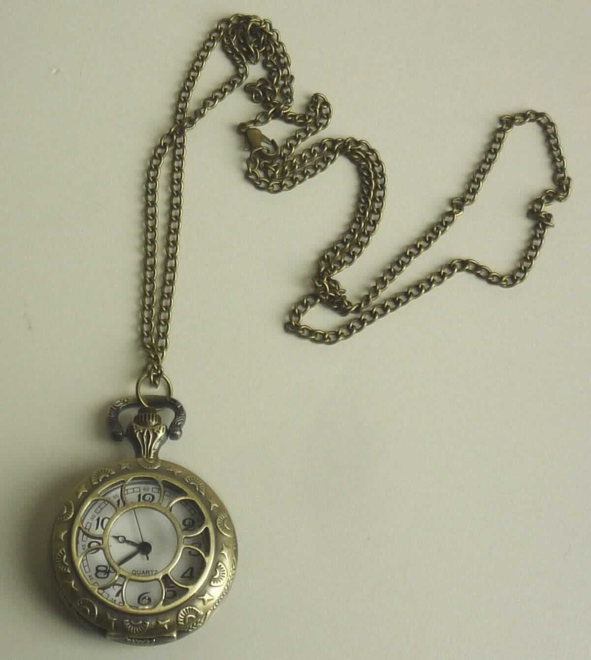Es handelt sich um eine Taschenuhr (Artikel 97148741), bestehend aus einer Uhr und einer Uhrenkette. Die runde Taschenuhr hat einen Durchmesser von ca. 35 mm und eine Dicke von ca. 7 mm, ein elektrisch betriebenes (Batterie) Quarzuhrwerk mit einer mechanischen Anzeige mit römischen Ziffern (Stunde, Minute, Zentralsekunde) in einem Gehäuse aus unedlem Metall mit einem aufklappbaren, durchbrochenen, mit verschiedenen Zeichen verzierten Deckel. An der Uhr ist eine ca. 40 cm lange Uhrenkette aus unedlem Metall angebracht.

Die in einer durchsichtigen Kunststofftüte mit Pappkarte und Verkaufsaufhängung aufgemachte Ware ist als "elektrisch betriebene Taschenuhr, andere als in der Position 9101 erfasst" einzureihen.