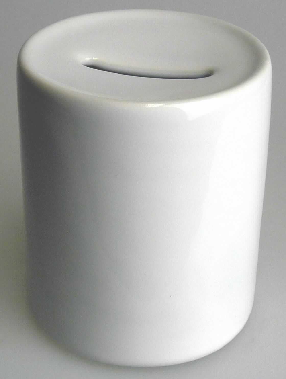 Keramischer Ziergegenstand, Keramik-Spardose, Art.-Nr. UP-SD-11, Abbildung siehe Anlage, 
- weiße, glasierte, zylindrische Spardose, 
- mit einem Durchmesser von ca. 8 cm und einer Höhe von ca. 9,6 cm, 
- mit einem Schlitz auf der Oberseite zum Einwerfen von Münzen und einer mit einem Pfropfen aus Kunststoff 
  verschlossenen runden Öffnung auf der Unterseite zur Entnahme der Münzen, 
- keramisches Erzeugnis, nach der Formgebung gebrannt, tonmineralhaltiges Material enthaltend, 
- nach dem Ergebnis der wissenschaftlichen Untersuchung handelt es sich um Steinzeug, 
- keine Hinweise auf Handarbeit.

"Keramnischer Ziergegenstand (Spardose), aus Steinzeug, nicht handgearbeitet"
