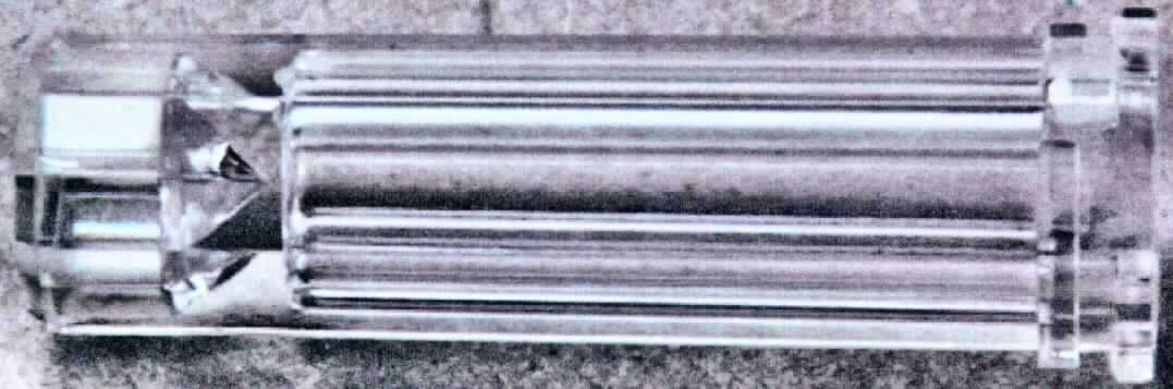 Sog. Reflektor, siehe Fotos.
Es handelt sich um einen zylinderförmigen Aufsatz aus transparentem Kunststoff, der rundum eine Längsriffelung zur Lichtbrechung und ein Gewinde zur Befestigung auf einem runden Lampendeckel bzw. -oberteil über einer LED aufweist.
Das Erzeugnis ist Teil einer Solarleuchte.
Es ist als "erkennbares Teil eines elektrischen Beleuchtungskörpers (Solarleuchte), aus Kunststoff, anderweit weder genannt noch inbegriffen, nicht für zivile Luftfahrzeuge" einzureihen.