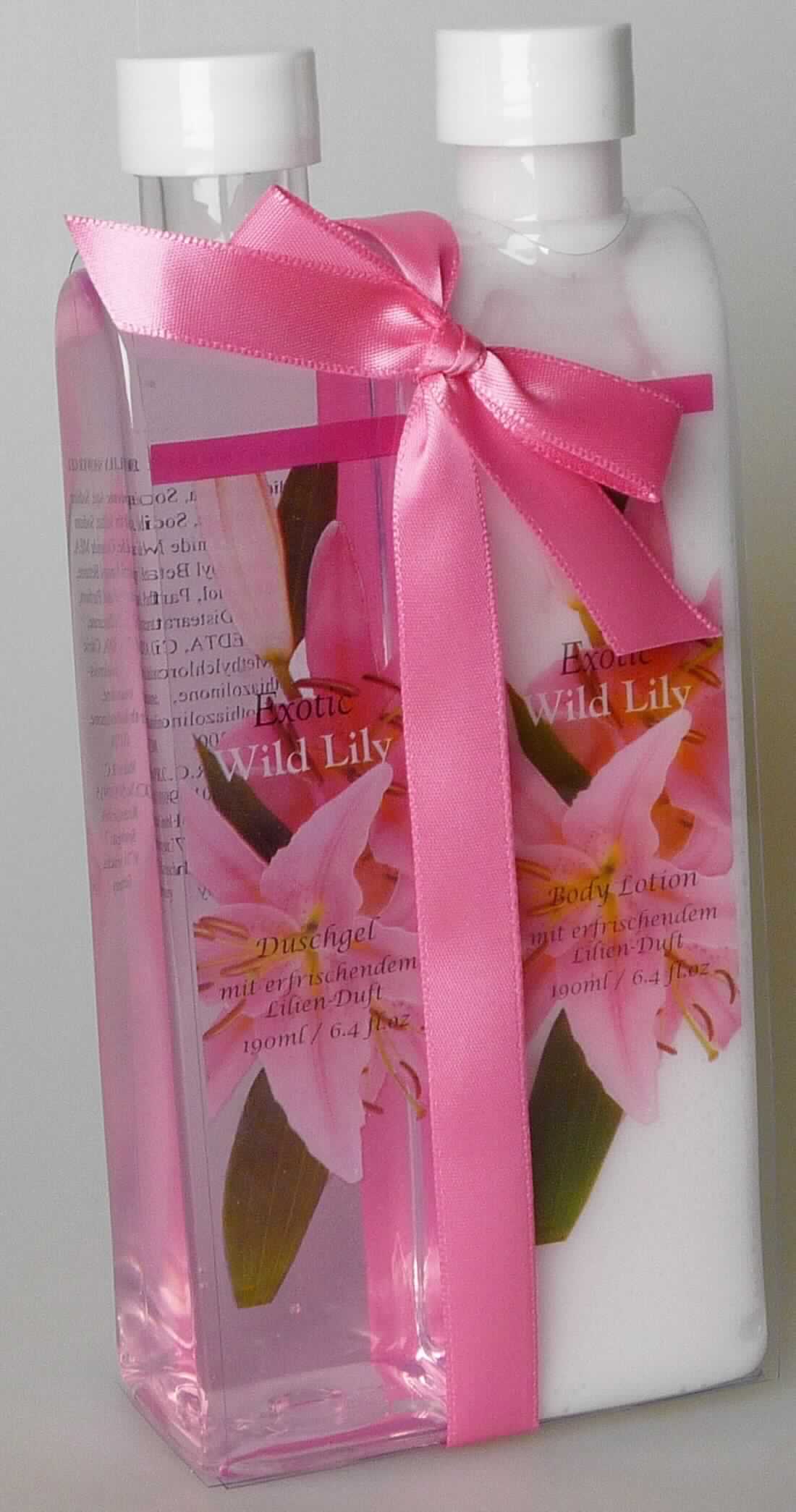 Angaben:
Geschenkset Duschgel und Bodylotion.

Warenbeschaffenheit:
Warenzusammenstellung, gemeinsam umverpackt mit einer Kunststoffblisterverpackung und rosafarbener Schleife, befüllt mit:
- einer Duschgelflasche (gefüllt mit einer rosafarbenen, blumig riechenden, mit Wasser schäumenden Flüssigkeit (190 ml)) und  
- einer Bodylotionflasche (gefüllt mit einer weißen, blumig riechenden, dickflüssigen Creme (190 ml)).

Befund:
Organische, grenzflächenaktive Zubereitung zum Waschen der Haut, in Form einer Flüssigkeit, in Aufmachung für den Einzelverkauf.
Da bei der für den Einzelverkauf aufgemachten Warenzusammenstellung für die Körperpflege sowohl die Bodylotion (Position 3304) als auch das Duschgel (Position 3401) für die Einreihung gleichermaßen in Betracht kommen, wird die Warenzusammenstellung der zuletzt genannten Position zugewiesen.