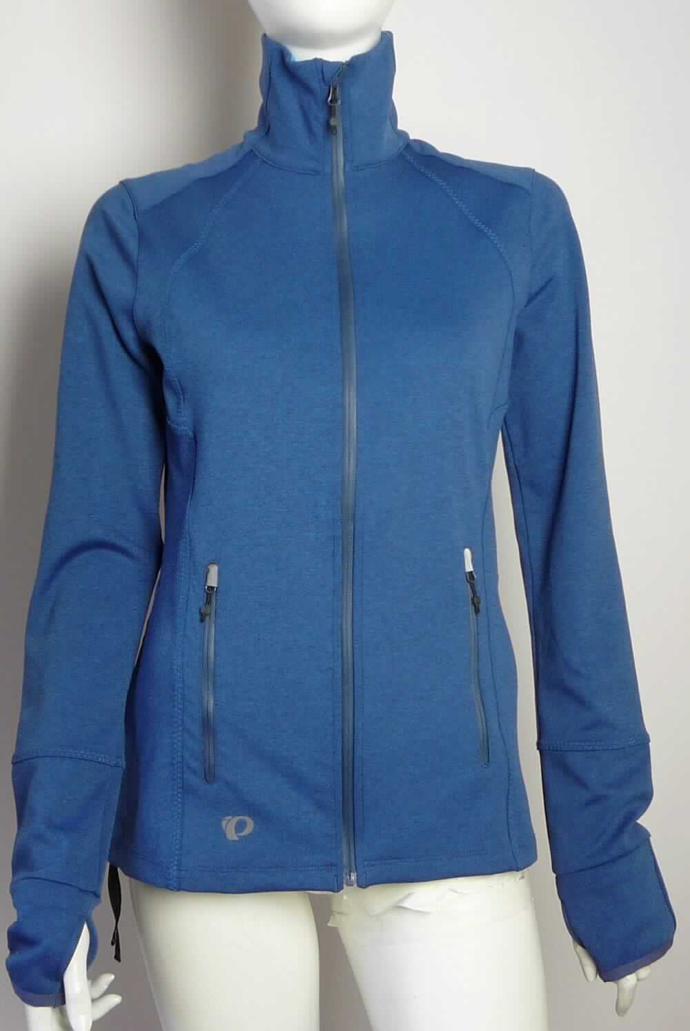 Jacke, sog. Damen Thermal Freizeitsportjacke, Art. 12221614, Größe S, Foto siehe Anlage,
- aus ca. 0,7 mm dicken, doppellagigen, durch Kleben miteinander verbundenen Flächenerzeugnissen mit einer 
  Außenlage aus buntgewirken Gewirken (melierte Garne) aus laut Antrag 100 % Polyester und einer Innenlage 
  aus einfarbigen Gewirken aus laut Antrag 88 % Polyester und 12 % Elasthan (beides synthetische Chemiefasern),
- über den Schritt reichend (Rückenlänge: ca. 69 cm); hinten abgerundet und vorn bis zu ca. 2,5 cm kürzer 
  gearbeitet,
- ungefüttert,
- mit einem Stehkragen,
- vorn mit einer durchgehenden Öffnung mit einem bis in die Kragenspitzen reichenden Reißverschluss; am 
  Kragenrand mit einer kurzen Überlappung von rechts über links (Frauenkleidung), 
- mit langen Ärmeln, an den Ärmelenden mit Daumenloch,
- vorn mit zwei eingesetzten Taschen mit Reißverschluss unterhalb der Taille, 
- in Längsbahnen gearbeitet, 
- am unteren Rand durch Umschlagen und Festnähen gesäumt sowie seitlich mit jeweils zwei Bändern 
  ausgestattet.

"Jacke, aus Gewirken, für Frauen, aus synthetischen Chemiefasern"