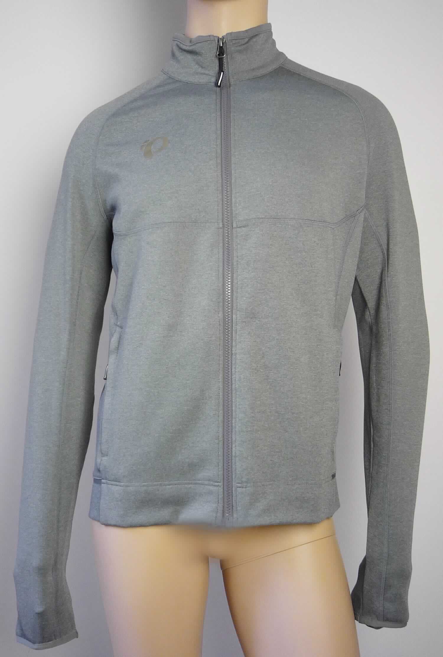 Jacke, sog. Thermal Freizeitsport Jacke mit Reißverschluss, Art. 12121611, Größe M, Foto siehe Anlage,
- aus ca. 0,7 mm dicken, doppellagigen, durch Kleben miteinander verbundenen Flächenerzeugnissen mit einer
  Außenlage aus buntgewirkten Gewirken (melierte Garne) aus laut Antrag 84 % Polyester und 16 % Elasthan
  (beides synthetische Chemiefasern) und einer Innenlage aus einfarbigen, einseitig (Innenseite) gerauten Gewirken
  aus laut Antrag 100 % Polyester,
- über den Schritt reichend (Rückenlänge: ca. 71 cm); hinten abgerundet und vorn bis zu ca. 3 cm kürzer 
  gearbeitet,
- ungefüttert,
- mit einem Stehkragen, 
- vorn mit einer durchgehenden Öffnung mit einem bis in die Kragenspitzen reichenden Reißverschluss,
- ohne Hinweise auf den Trägerkreis (unisex), 
- mit langen Ärmeln,
- vorn mit zwei eingesetzten Taschen mit Reißverschluss unterhalb der Taille, 
- in Längsbahnen gearbeitet, 
- am unteren, nicht verengenden Rand durch Umschlagen und Festnähen gesäumt.

"Jacke, aus Gewirken, für Frauen, aus synthetischen Chemiefasern"