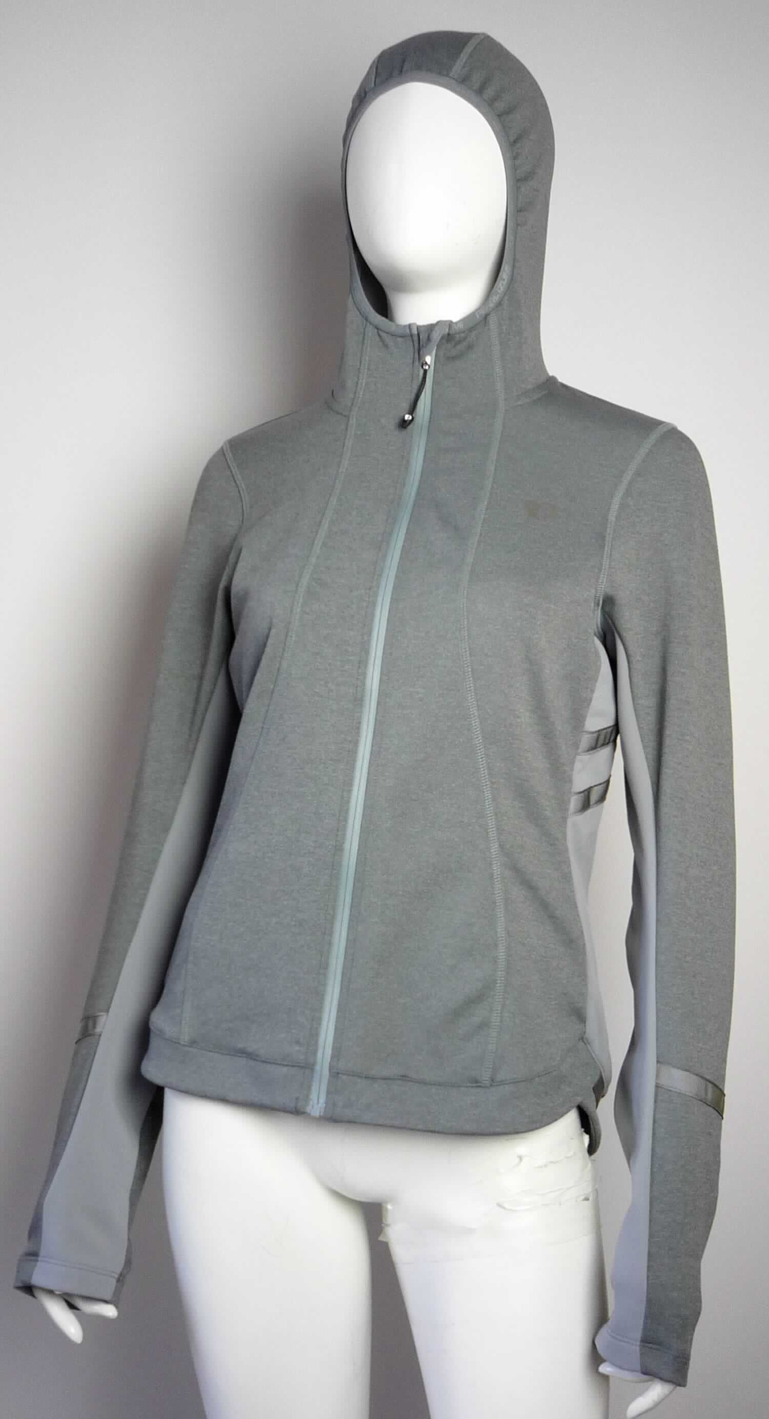 Jacke, sog. Damen Thermal Freizeit Sportjacke, Art. 11221656, Größe M, Foto siehe Anlage,
- aus ca. 0,7 mm dicken, doppellagigen, durch Kleben miteinander verbundenen Flächenerzeugnissen mit einer
  Außenlage aus buntgewirkten Gewirken (melierte Garne) und einer Innenlage aus einfarbigen Gewirken; beide
  Gewirke aus laut Antrag 84 % Polyester und 16 % Elasthan (beides synthetische Chemiefasern),
- seitlich und im Bereich unterhalb der Arme aus ca. 1,2 mm dicken, einseitig (Innenseite) gerauten, einfarbigen 
  Gewirken aus laut Antrag 100 % Polyester,
- über die Taille reichend (Rückenlänge: ca. 65 cm); hinten abgerundet und vorn bis zu ca. 6 cm kürzer gearbeitet,
- ungefüttert,
- mit einem Stehkragen und einer angesetzten Kapuze,
- vorn mit einer durchgehenden Öffnung mit einem bis in die Kragenspitzen reichenden Reißverschluss, am 
  Kragenrand mit einer kurzen Überlappung von rechts über links (Frauenkleidung), 
- mit langen Ärmeln,
- hinten mit einer eingesetzten Tasche mit Reißverschluss unterhalb der Taille, 
- in Längsbahnen gearbeitet, 
- am unteren Rand durch Umschlagen und Festnähen gesäumt.

"Jacke, aus Gewirken, für Frauen, aus synthetischen Chemiefasern"