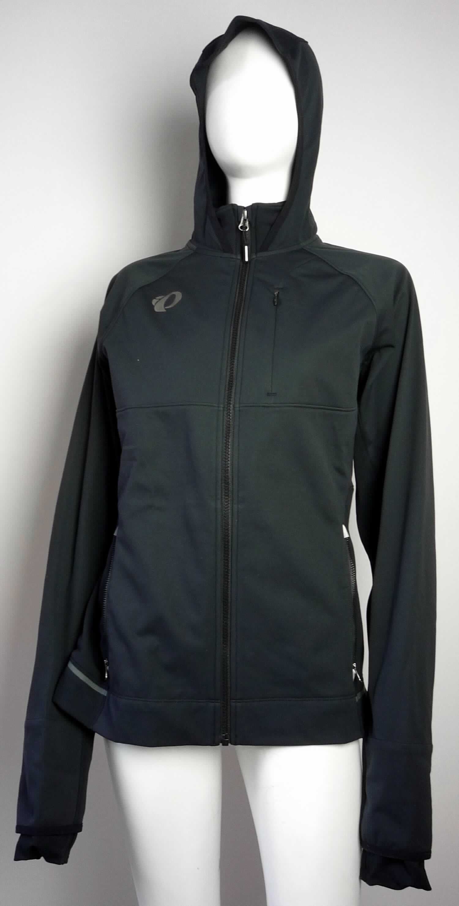Jacke, sog. Softshell Freizeitsportjacke, Art. 12131604, Größe M, Foto siehe Anlage,
- aus ca. 1 mm dicken, einseitig (Innenseite) gerauten, einfarbigen Gewirken aus laut Antrag 100 % Polyester 
  (synthetische Chemiefasern),
- über den Schritt reichend (Rückenlänge: ca. 71 cm),
- ungefüttert,
- mit einem Stehkragen und einer angesetzten Kapuze, 
- vorn mit einer durchgehenden Öffnung mit einem bis in die Kragenspitzen reichenden Reißverschluss,
- ohne Hinweise auf den Trägerkreis (unisex),
- mit langen Ärmeln, an den Ärmelenden mit Daumenloch,
- vorn mit einer eingesetzten Brusttasche mit Reißverschluss sowie mit zwei eingesetzten Taschen mit 
  Reißverschluss unterhalb der Taille, 
- in Längsbahnen gearbeitet, 
- am unteren Rand durch Umschlagen und Festnähen gesäumt.

"Jacke, aus Gewirken, für Frauen, aus synthetischen Chemiefasern"