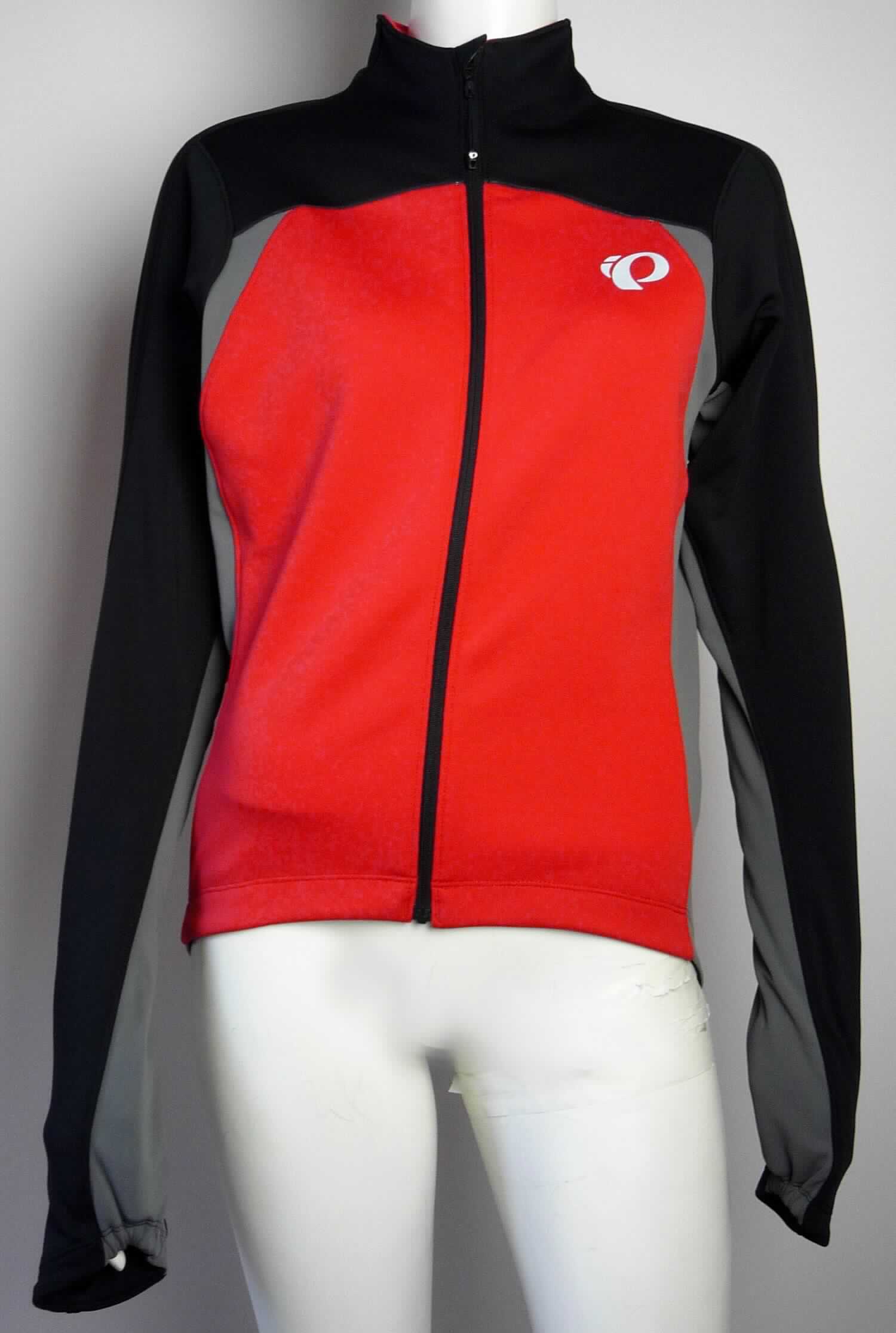 Jacke, sog. Thermal Radsport Jersey, Art. 11121621, Größe M, Foto siehe Anlage,
- aus ca. 1,3 mm dicken, einseitig (Innenseite) gerauten, verschiedenen einfarbigen Gewirken aus laut Antrag 
  95 % Polyester und 5 % Elasthan (beides synthetische Chemiefasern) sowie seitlich und unterhalb der Arme aus
  1,0 mm dicken, einfarbigen Gewirken aus laut Antrag 100 % Polyester,
- über die Taille reichend (Rückenlänge: ca. 68 cm); vorn bis zu ca. 9 cm kürzer und hinten abgerundet 
  gearbeitet,
- ungefüttert,
- mit einem Stehkragen, 
- vorn mit einer durchgehenden Öffnung mit einem bis in die Kragenspitzen reichenden Reißverschluss, am 
  Kragenrand mit einer kurzen Überlappung von rechts über links (Frauenkleidung), 
- mit langen Ärmeln,
- hinten mit einer aufgesetzten, dreigeteilten, offenen Tasche unterhalb der Taille, 
- in Längsbahnen gearbeitet, 
- am unteren Rand durch Umschlagen und Festnähen gesäumt.

"Jacke, aus Gewirken, für Frauen, aus synthetischen Chemiefasern"