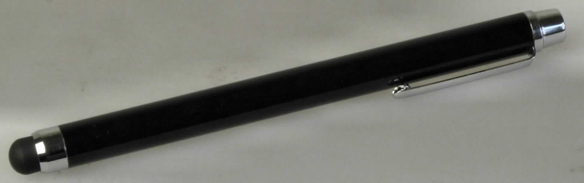 Bei der zu begutachtenden Ware handelt es sich um einen ca. 12 cm langen Eingabestift aus Kunststoff für berührungsempfindliche (hier kapazitive) Bildschirme (nicht Gegenstand vZTA). 

Das Erzeugnis besitzt einen Halteclip aus unedlem Metall und ist am unteren Ende mit einer Halbkugel aus leitungsfähigem Silikon versehen, mit der sich Smartphones, Tablet-PC usw. bedienen lassen. 
Am Eingabestift ist ein bedrucktes Pappschild angebracht. 

Die Ware wird als "anderer Stift, kein Kugelschreiber und kein Stift mit poröser Spitze" eingereiht.