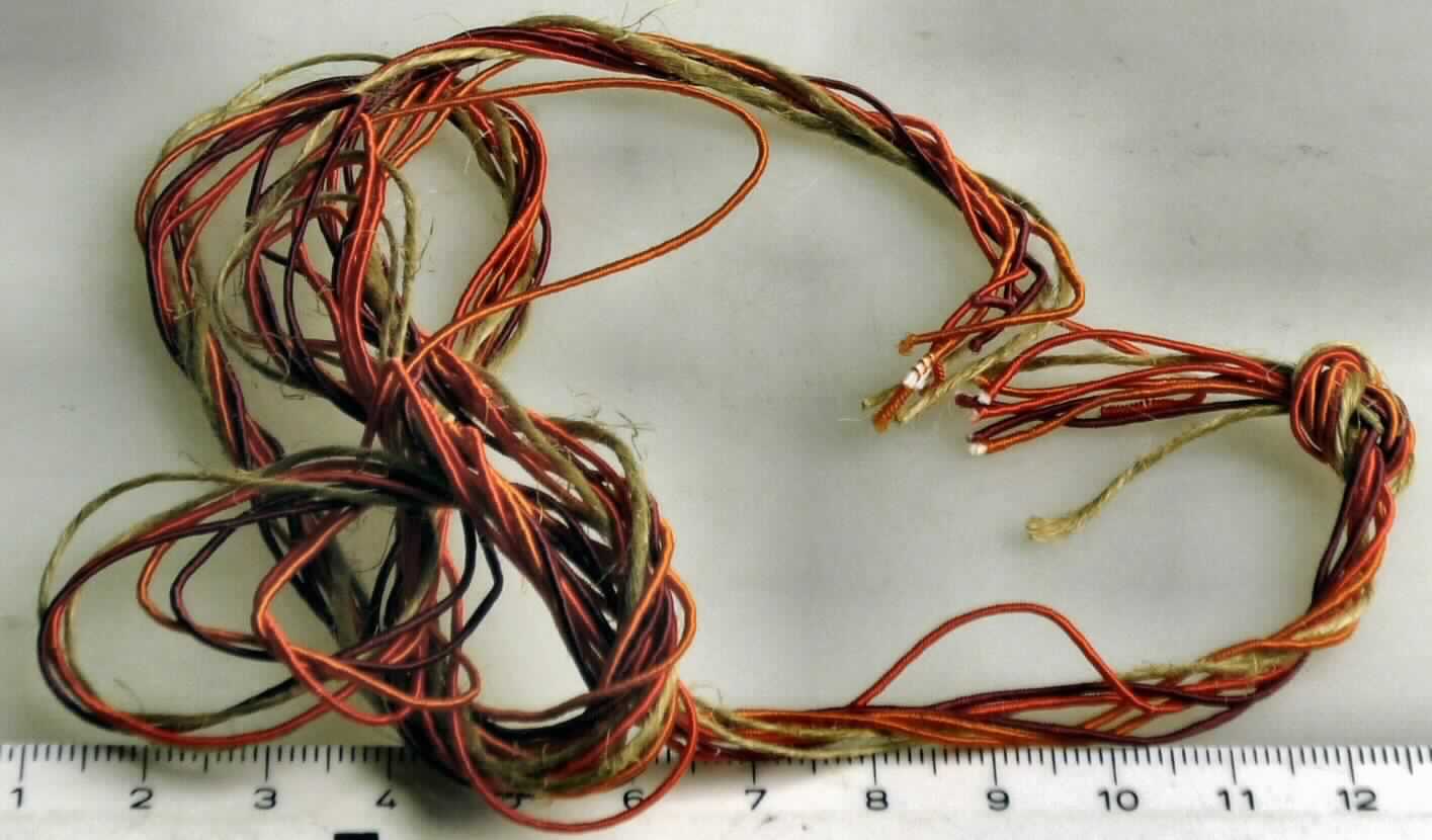 Garn, sog. Kordelband, Art. ARF0154290, Foto siehe Anlage,
- lt. Antrag mit einer Länge von etwa 3 m,
- lt. Untersuchungsergebnis bestehend aus:
-- sechs verschiedenen, einfarbigen Gimpen der Position 5606; jeweils bestehend aus zwei dünnen Garnen (Seele) 
   aus Reißspinnstoff (Baumwolle, synthetische und künstliche Spinnfasern, Wolle und Leinen enthaltend), die 
   spiralartig mit einem gedrehten Garn aus künstlichen Filamenten (Viskose) umwickelt sind,
-- zwei einfarbigen, gedrehten Garnen aus Bastfasern des Kapitels 53,
-- mit einem Anteil:
--- an Viskose-Filamenten von 47,2 GHT
--- an Bastfasern von 18 GHT,
--- an Reißspinnstoff von 34,8 GHT,
-- gezwirnt, mit Z-Drehung als letzter Drehung,
-- in Aufmachungen für den Einzelverkauf (Pappspule, Gewicht einschließlich Unterlage: 21,4 Gramm),
-- nicht appretiert für die Verwendung als Nähgarn (damit kein Nähgarn der Position 5401),
- soll lt. Antrag zu Dekorationszwecken verwendet werden.

"Garn aus künstlichen Filamenten, kein Nähgarn, in Aufmachung für den Einzelverkauf"