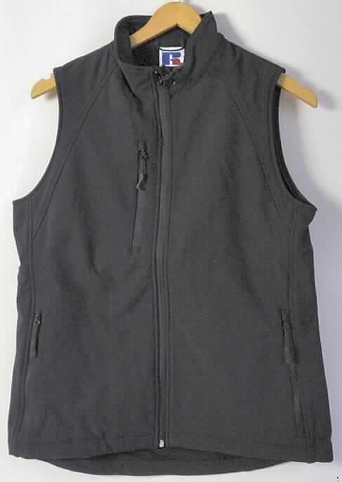 Weste für Männer, sog. Jacke, Style 141 F, Größe M, siehe beigefügtes Foto,
- aus einem 1,4 mm dicken, zweilagigen, verklebten Flächenerzeugnis mit einer 
  (charakterbestimmenden) Außenlage aus Geweben und einer Innenlage aus gerauten
  Gewirken; beide Lagen aus lt. Antrag 100% synthetischen Chemiefasern,
- über die Taille reichend (Rückenlänge: 66 cm),
- mit Stehkragen,
- vorn mit einer durchgehenden Öffnung mit einem bis in die Kragenspitzen reichenden
  Reißverschluss; am Kragenrand mit einer kurzen Überlappung von links über rechts
  (Männerkleidung),
- ärmellos (u.a. somit keine Jacke der Position 6203), 
- mit einer eingesetzten Brusttasche mit Reißverschluss und zwei eingesetzten Taschen mit
  Reißverschluss unterhalb der Taille,
- mit einem Tunnelzug am unteren Rand.

"Andere Kleidung (Weste) aus Geweben, für Männer, aus Chemiefasern"