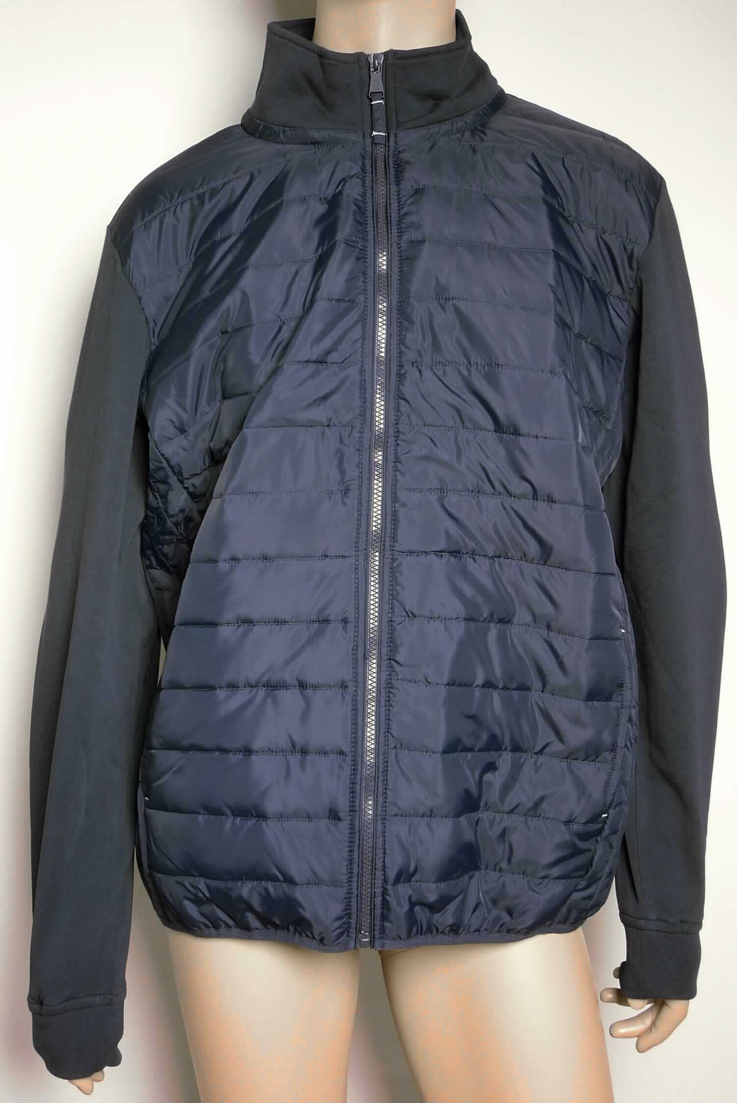 Blouson, sog. Pullover/Jacke, Art. F01, Größe XL, Foto siehe Anlage,
- bestehend aus:
-- Vorderseite und Besätzen auf den Ärmeln: aus einem dreilagigen, abgeteilt versteppten Verbunderzeugnis der 
   Position 5811; mit einer Außen- und Innenlage aus ca. 0,1 mm dicken, einfarbigen Geweben aus laut Antrag 
   100 % Polyester (synthetischen Chemiefasern) und einer Zwischenlage aus Wattierungsstoff,  
-- Kragen, Rückenteil und Ärmel: aus einem ca. 1,3 mm dicken, einfarbigen Gewirke aus lt. Antrag 
   100 % Baumwolle,
- über die Taille reichend (Rückenlänge: ca. 72 cm),
- mit einem Stehkragen,
- vorn mit einer durchgehenden Öffnung mit einem bis in die Kragenspitzen reichenden Reißverschluss,
- ohne Hinweise auf den Trägerkreis (unisex),
- mit langen Ärmeln, die über den unteren Rand des Kleidungsstücks hinausreichen; an den Ärmelenden mit gerippt 
  gewirkten Bündchen verengt,
- vorn mit zwei eingesetzten, offenen Taschen unterhalb der Taille,
- am unteren Rand elastisch verengt und mit einer Randeinfassung aus Geweben aus Spinnstoffen versehen,
- erfüllt die Merkmale zur Einreihung als Blouson, somit keine Ware der Position 6110,
- im Hinblick auf den Umfang und den Wert bestimmen die Gewirke den Charakter der Ware.

"Blouson, aus Gewirken, für Frauen, aus Baumwolle"