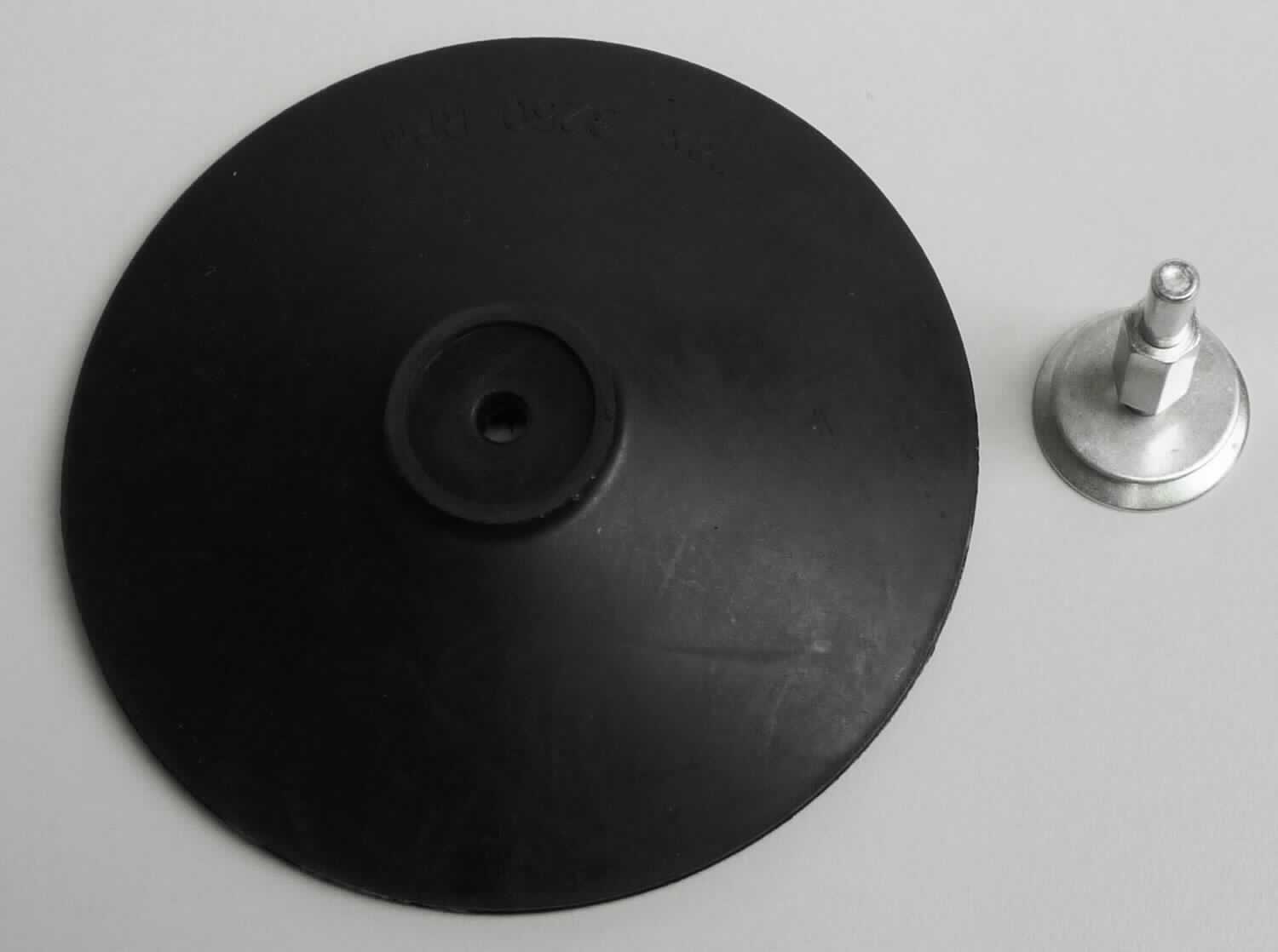 Angaben des Antragstellers:
Gummistützscheibe 125 mm mit Aufspanndorn 6 mm und Klettaufnahme

Untersuchungsergebnisse an einem Warenmuster:
Tellerartige Scheibe mit mittiger Bohrung aus einem schwarzen, elastischen Material (Durchmesser: ca. 12,5 cm). Auf der flachen Seite ist die Scheibe mit einem Hakenklett versehen.
Die Ware befindet sich zusammen mit einer Schraubbefestigung für eine Bohrmaschine aus Metall in einem klarsichtigen Kunststofffolienbeutel mit bunt bedrucktem Pappanhänger mit Produktinformationen.

Befund:
Es liegt eine Gummi-Metall-Ware im Sinne der Unterposition 4016 9991 vor.