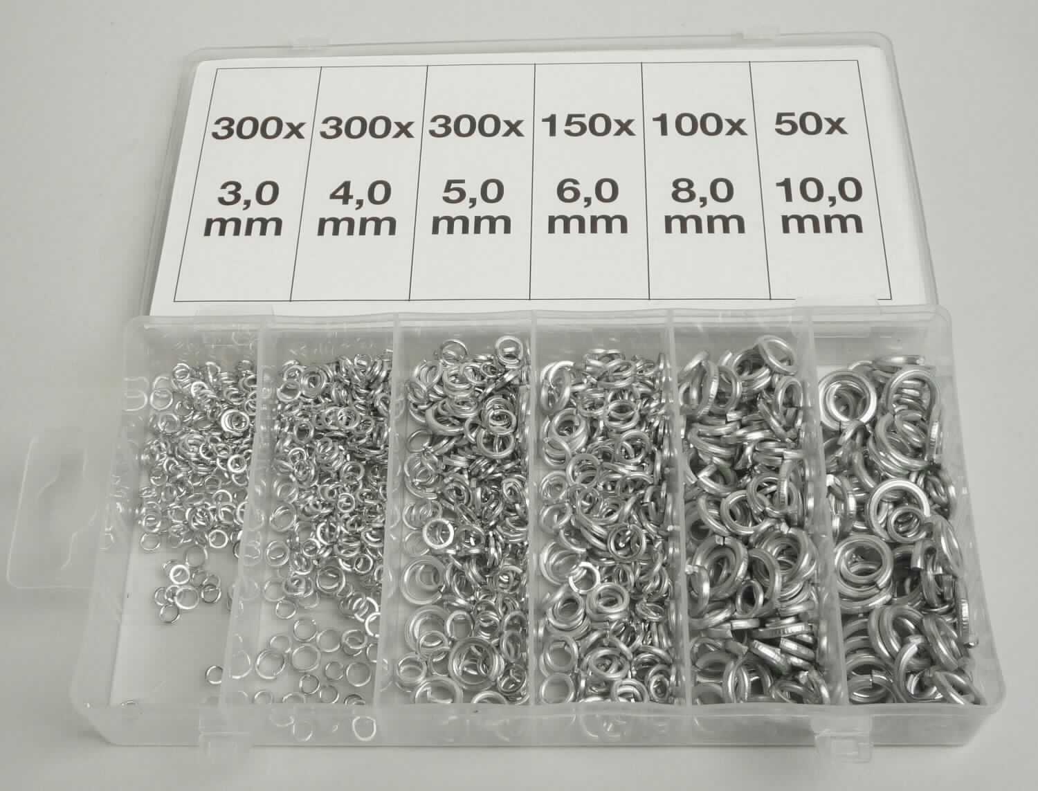 Es handelt sich um flache, nicht geschlossene Ringe aus Stahl (kein nicht rostender Stahl) ohne Gewinde, deren Enden leicht in der Höhe gegeneinander aufgebogen sind. 
Jeweils 300 Stück der Erzeugnisse mit einem Innendurchmesser von ca. 3 mm, ca. 4 mm und ca. 5 mm sowie 150 Stück mit einem Innendurchmesser von ca. 6 mm, 100 Stück mit einem Innendurchmesser von ca. 8 mm und 50 Stück mit einem Innendurchmesser von ca. 10 mm sind in einer mehrfach unterteilten Kunststoffbox mit Klappdeckel und Pappeinleger verpackt.
- Antragstellerangaben -

Abbildung siehe Anlage.

Derartige Erzeugnisse gehören als "andere Federringe aus Stahl (kein nicht rostender Stahl), ohne Gewinde" zum TARIC-Code 7318 2100 95.