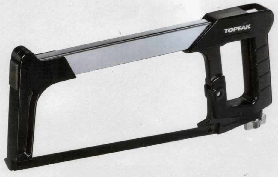 "Hacksaw"; 

- mit freiem Arm zu handhabende Bügelsäge aus einem, u-förmigen, nach unten 
  offenen Bügel mit eingespanntem Sägeblatt (10") aus unedlem Metall (Stahl) und
  einem Handgriff ebenfalls aus unedlem Metall (Aluminium)

- durch Betätigen eines Spannknopfs am Griff kann der Rahmen verstellt und auch
  ein 12"-Sägeblatt (nicht Bestandteil der vZTA) eingesetzt werden

- Maße: 35 x 17 x 2,5 cm

- zum Schneiden von Aluminium- und Carbonrohren

Abbildung siehe Anlage.

Derartige Erzeugnisse gehören als "Handsägen mit arbeitendem Teil aus unedlem Metall" zum 
TARIC-Code 8202 1000 00.