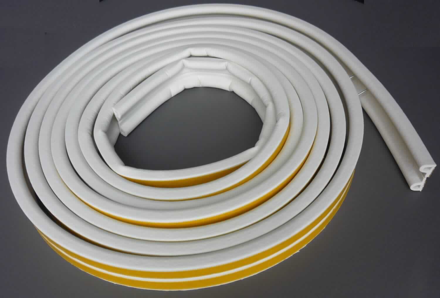 Angaben des Antragstellers:
P-Profildichtung sk weiß, 6 m, 5,5 x 9 mm
Material: extrudiertes APTK (EPDM)

Untersuchungsergebnisse an einem Warenmuster:
Zwei an einer Längskante verbundene, trennbare Profile mit P-förmigem Querschnitt aus weißem, zelligem Weichkautschuk (Breite des Doppelstreifens: ca. 1,8 cm). Auf der flachen Seite jedes Profils befindet sich eine Klebeschicht mit beschichtetem Schutzpapier. Das Profil ist zu einer Rolle aufgerollt und befindet sich in einem bunt bedruckten Pappkarton (Kennzeichnung (Auszug): "PREMIUM fix-o-moll Gummi-Dichtung").

Befund:
Es liegt ein selbstklebendes Profil aus Zellkautschuk im Sinne der Position 4008 vor.