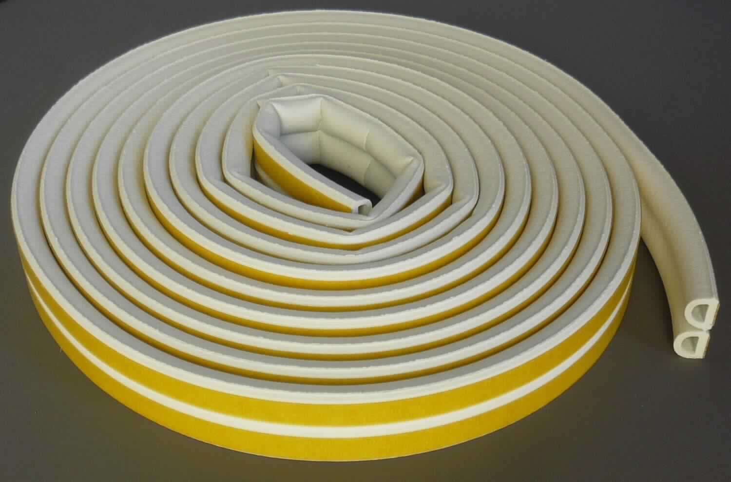 Angaben des Antragstellers:
D-Profildichtung sk weiß, 6 m, 6 x 9 mm
Material: extrudiertes APTK (EPDM)

Untersuchungsergebnisse an einem Warenmuster:
Zwei an einer Längskante verbundene, trennbare Profile mit D-förmigem Querschnitt aus weißem, zelligem Weichkautschuk (Breite des Doppelstreifens: ca. 1,8 cm). Auf der flachen Seite jedes Profils befindet sich eine Klebeschicht mit beschichtetem Schutzpapier. Das Profil ist zu einer Rolle aufgerollt und befindet sich in einem bunt bedruckten Pappkarton (Kennzeichnung (Auszug): "PREMIUM fix-o-moll Gummi-Dichtung").

Befund:
Es liegt ein selbstklebendes Profil aus Zellkautschuk im Sinne der Position 4008 vor.