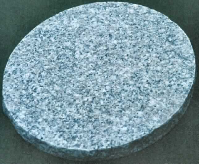 Angaben: 
- Warenbezeichnung: Trittplatten
- Material (Artikelnummer): Granit Grau (006010268), Gelb (006010269), Anthra Grau (006010270) oder Wüstenblume (006015019)
- Format: 35/7 cm
- Gewicht: 18,85 kg
- Verpackungseinheit: 5 Stk.
- Bearbeitung: gespitzt
- Verwendungszweck: Für den Außenbereich

Feststellungen: Äußere Beschaffenheit (gemäß vorgelegtem Foto): annähernd runde, überwiegend graue, granittypisch gefleckte Stein-Platte. 

Die Angaben der Antragstellerin werden als zutreffend unterstellt.  

Befund: Danach handelt es sich zolltariflich bei den Trittplatten um bearbeitete Werksteine, der Position 6802 des EZT.

Es handelt sich um die Neuerteilung der vZTA DE 25247/09-1.