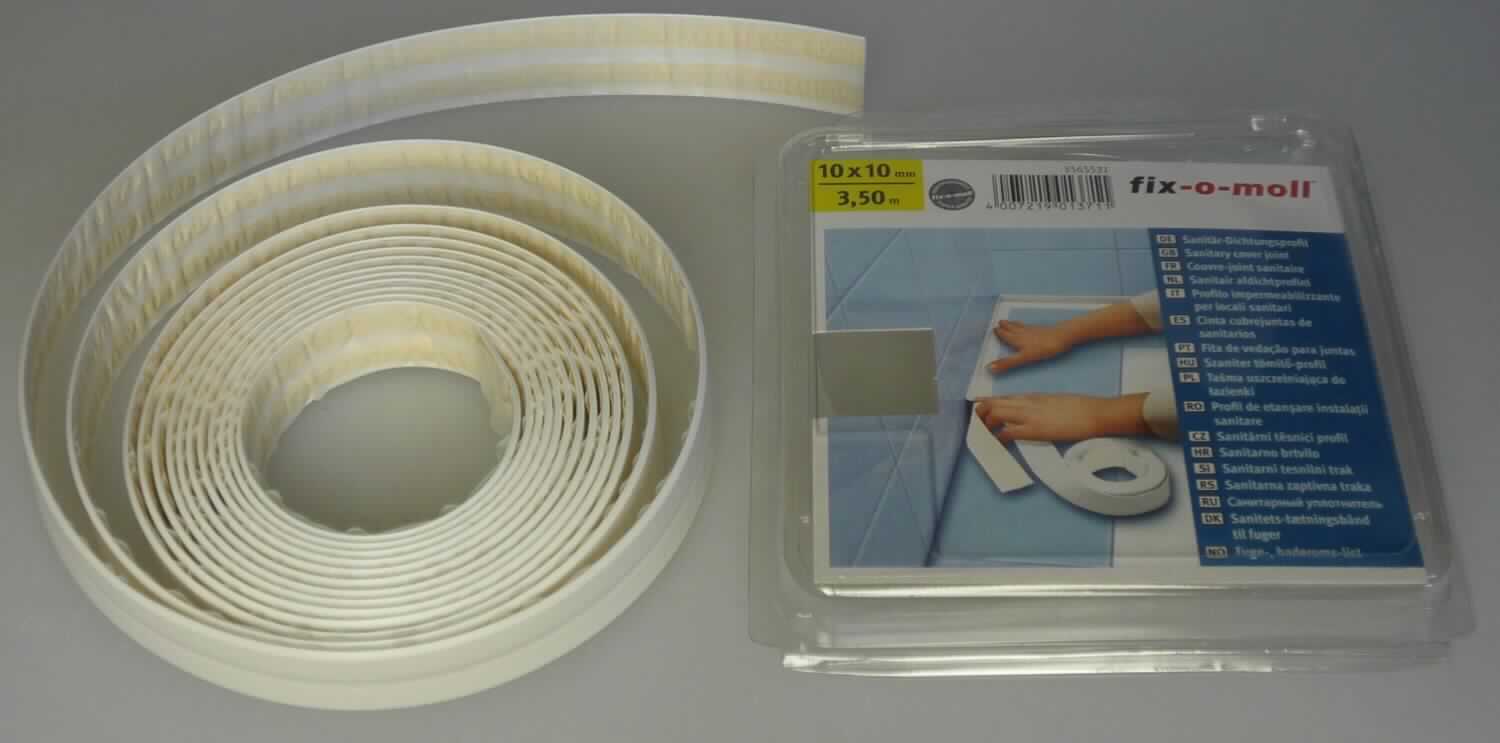 Angaben des Antragstellers:
Sanitär-Dichtung, selbstklebend, weiß, 350 cm, 20 mm

Feststellungen an einem Warenmuster:
Es wurde ein ca. 3,5 m langes, weißes, leicht U-förmiges, in der Mitte knickbares Profil vorgelegt (Breite: ca. 20 mm). Das Profil ist auf der Unterseite mit zwei selbstklebenden Streifen und Schutzfolien versehen.

Befund:
Es liegt ein Profil aus Kunststoff im Sinne der Unterposition (KN) 3916 1000 vor.