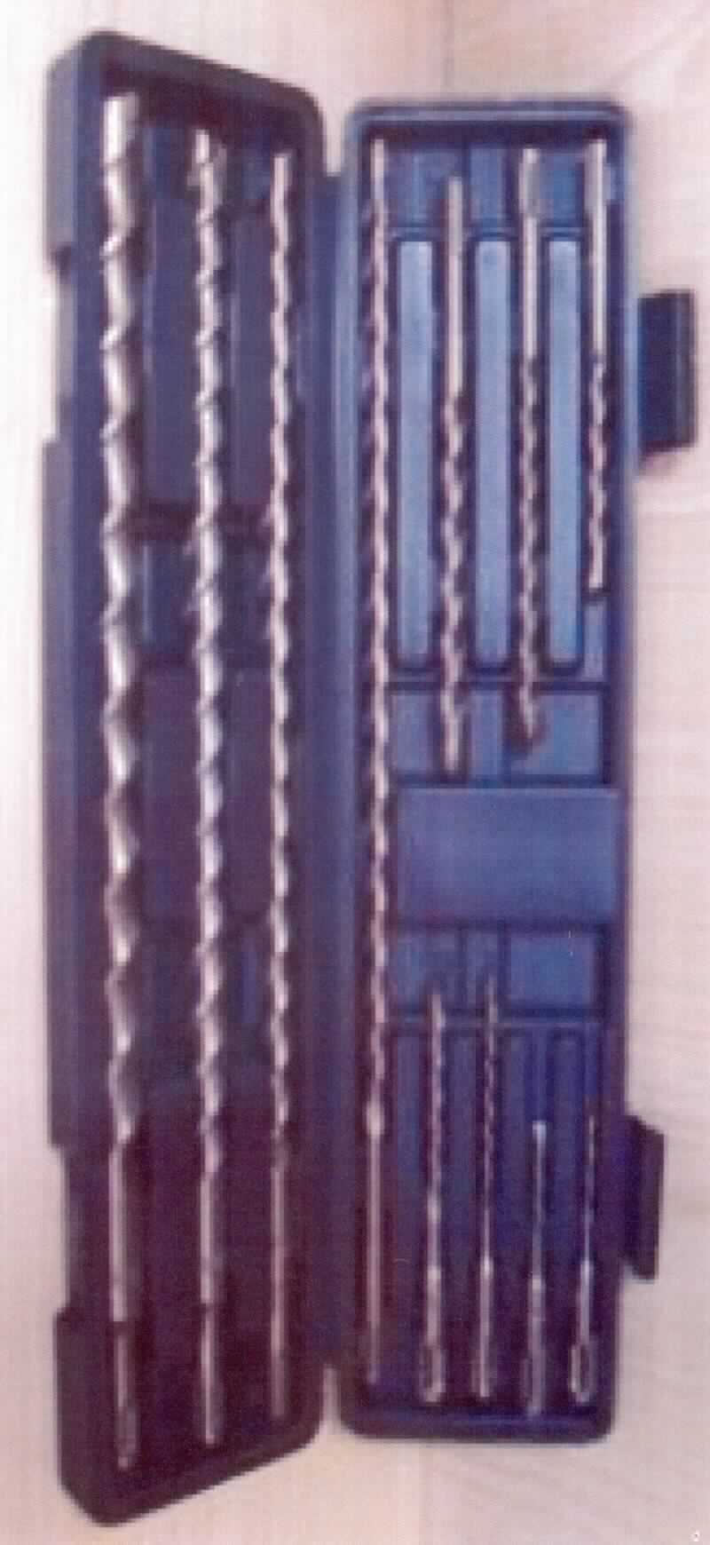 "Bohrer-Set";

- bestehend aus 11 Stein- bzw. Betonbohrern in verschiedenen Größen aus Stahl

-zur Verwendung als auswechselbare Werkzeuge in mechanischen Handwerkzeugen
  oder Werkzeugmaschinen

- gemeinsam aufgemacht in einer speziell für die Aufnahme der o. a. Erzeugnisse 
  gestalteten und zum dauernden Gebrauch geeigneten Kunststoff-Box

Abbildung siehe Anlage.

Derartige Erzeugnisse gehören als "Auswechselbare Werkzeuge (Bohrwerkzeuge, Mauerbohrer) zur Verwendung in mechanischen oder nicht mechanischen Handwerkzeugen oder in Werkzeugmaschinen, mit arbeitendem Teil aus unedlem Metall" zum TARIC-Code 8207 5030 00.