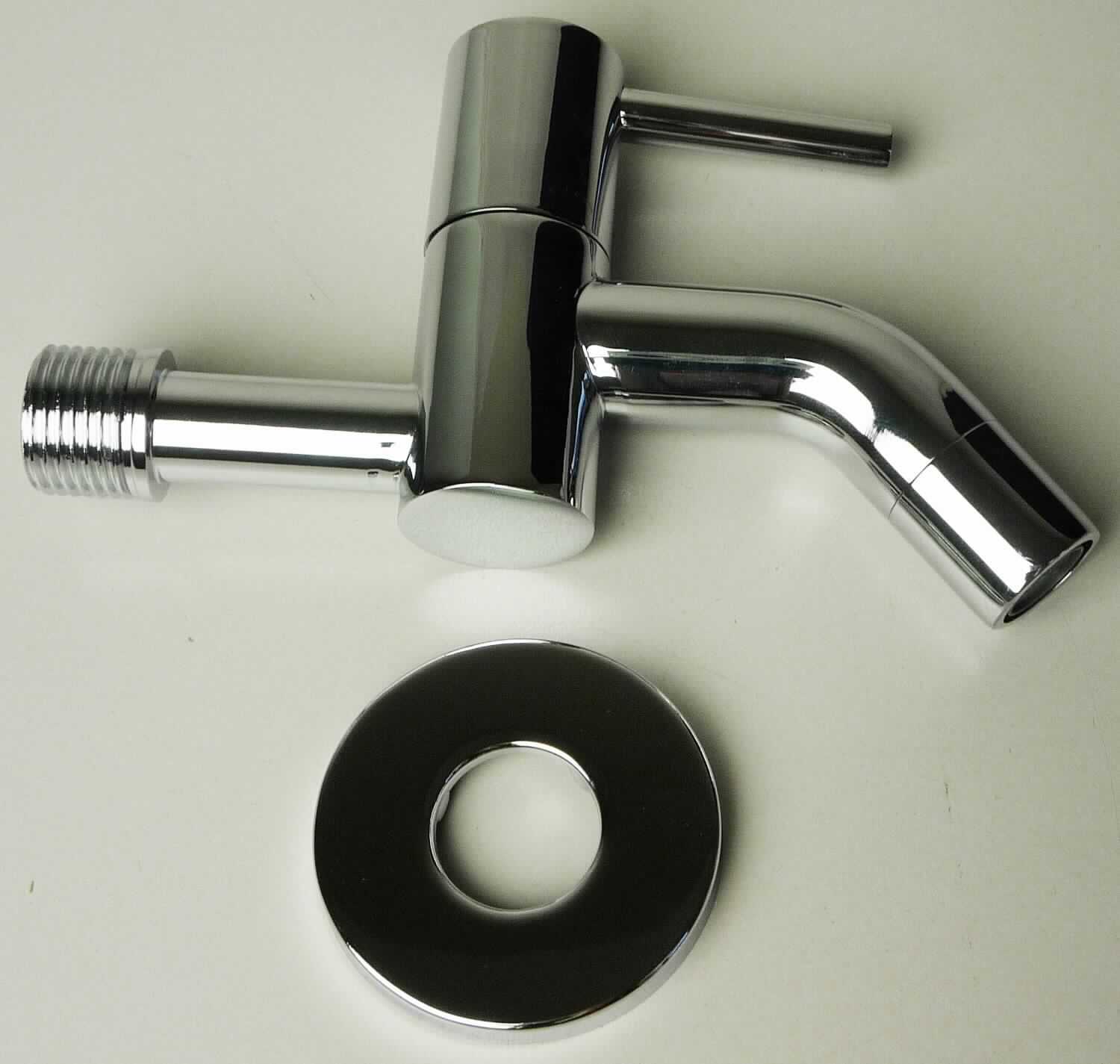 Bei der sog. Ware "Wandventil Round, Art.-Nr. PAQ52012001" handelt es sich um eine Warenzusammenstellung in Aufmachung für den Einzelverkauf, bestehend aus: 

-	einer Sanitärarmatur mit starrem Auslauf (LxHxB, 14 cm x 8 cm x 2,5cm), aus verchromtem Messing, mit  keramischem Innenteil, Perlator
-	einer Wandabdeckung aus Kunststoff, innerer Durchmesser 5,1 cm und äußerer Durchmesser 2,1 cm

Charakterbestimmend in Hinblick auf den Wert und die Verwendung ist die Sanitärarmatur. 

Die Warenzusammenstellung ist in einer mit einem Foto der Sanitärarmatur beklebten Pappschachtel verpackt. 

Die Ware wird als "Armatur für Rohr- oder Schlauchleitungen, Sanitärarmatur, andere als Mischarmatur, nicht für bestimmte Luftfahrzeuge" eingereiht.