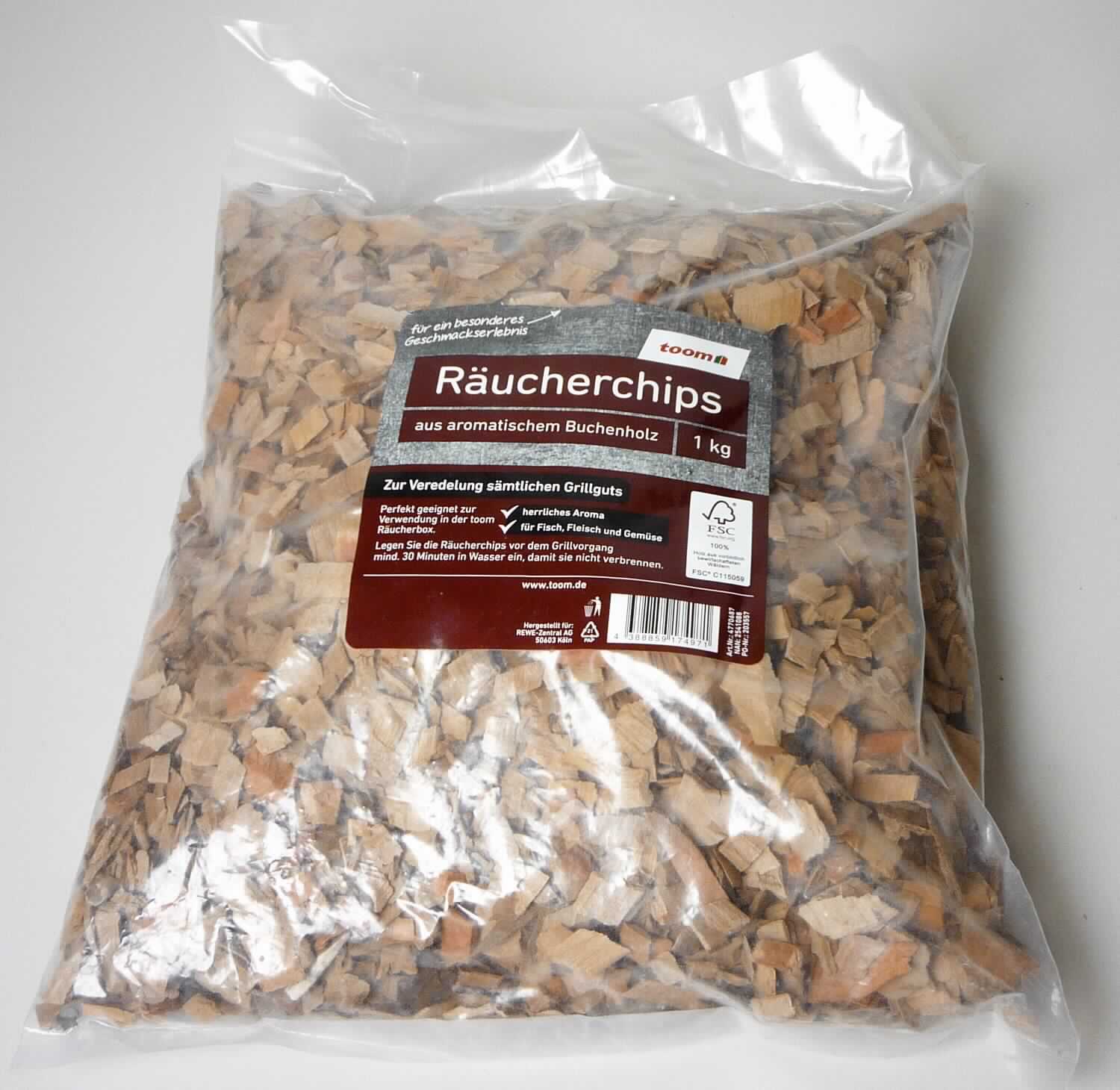 Räucherchips 203557
- in Form von unregelmäßig geformten, annähernd rechteckigen Holzstücken mit einer Länge 
  in Faserrichtung von ca. 1 cm bis zu 3 cm, im Querschnitt flach, mit einer Breite von bis
  zu 3,5 cm sowie einer Dicke von ca. 0,1 bis 1 cm, 
- aus Buchenholz (lt. Angaben des Antragstellers),
- durch Zerkleinern hergestellt,
- zur Verwendung beim Grillen,
- in klarsichtigen Beuteln verpackt.
(Abbildung siehe Anlage) 

"Laubholz in Form von Plättchen oder Schnitzeln; sog. Räucherchips 203557"