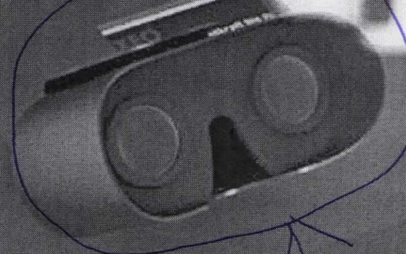 Sog. Virtual Reality Brille, im Wesentlichen bestehend aus einer Vorrichtung, die ähnlich einer Brille getragen wird und für jedes Auge mit einer eigene Linse ausgestattet ist. Durch den spezifischen optischen Aufbau können entsprechende Bilder oder Videofilme vom Anwender dreidimensional wahrgenommen werden (siehe Abbildung in der Anlage).

Die Ware wird als "den Brillen ähnliche Ware, nicht von den Unterpositionen (KN) 9004 1010 bis 9004 9010 erfasst" eingereiht.