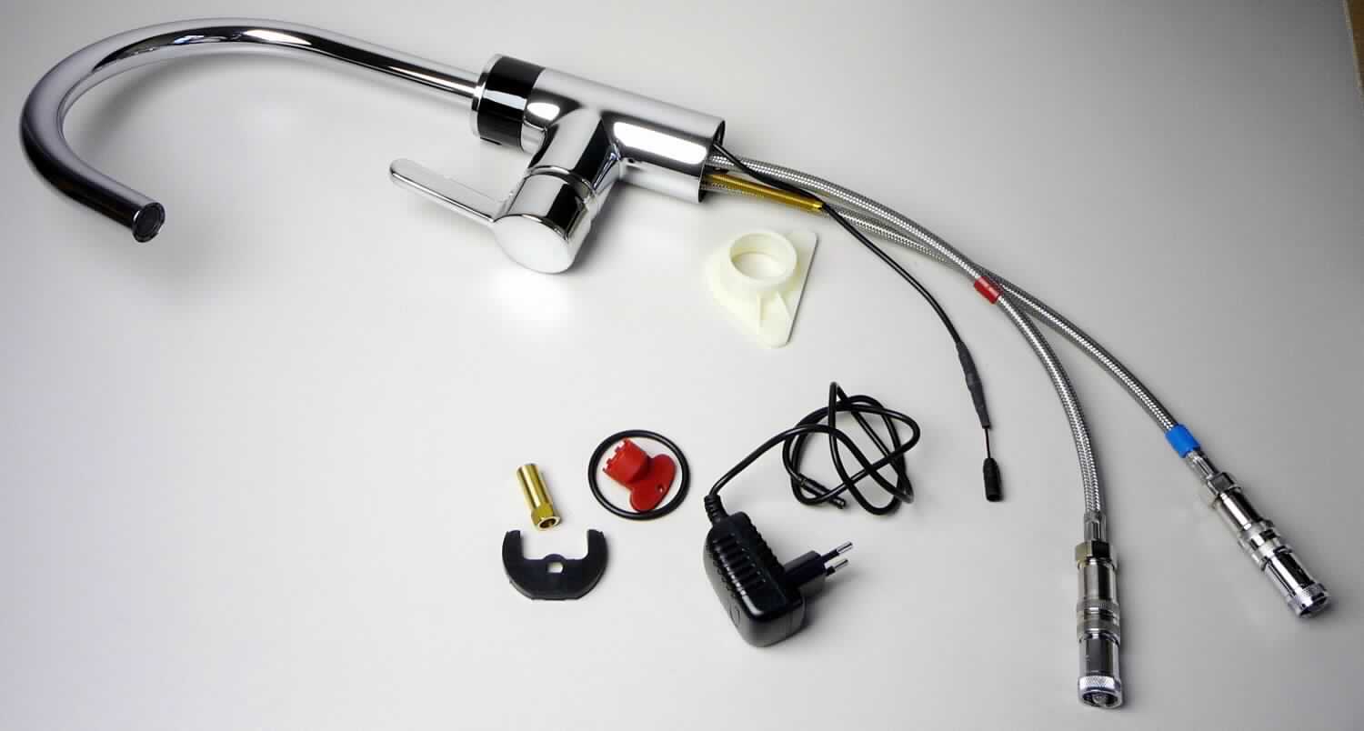 Bei der Ware mit der Bezeichnung "Elektronischer Spültisch-Einhandmischer" handelt es sich um eine elektronische Einhebel-Mischarmatur. 
Der Auslauf (inkl. Strahlregler) ist aus verchromtem Messing gefertigt, hat einen Schwenkradius von 360 Grad, eine Auslaufhöhe von 23,8 cm und eine Ausladung von 21,5 cm.  
Eine elektronische Steuerung mittels Bewegungssensor sowie eine manuelle Betätigung des Einhandmischers regeln den Ventildurchfluss. Die Stromversorgung erfolgt über ein beiliegendes 230 V Netzteil.
Ein Temperaturregler steuert ebenfalls das Mischverhältnis von kaltem und erhitztem Wasser, damit eine Mischtemperatur des auslaufenden Wassers von nicht mehr als 65 Grad Celsius (Verbrühschutz) gewährleistet ist. 
Das Erzeugnis hat eine Höhe von 37,5 cm und ein Gewicht von 2,664 kg und wird mit Montagematerial in einer Verpackung geliefert. Es handelt sich um eine kombinierte Maschine. Die das Ganze kennzeichnende Haupttätigkeit wird durch die Armatur bestimmt. 

Die Ware ist als "Armatur für Rohr- oder Schlauchleitungen, Sanitärarmatur, Mischarmatur, nicht für bestimmte Luftfahrzeuge" einzureihen.