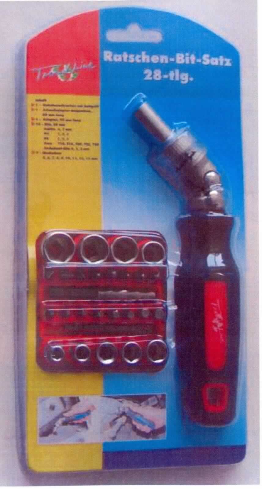 "Ratschen-Bit-Satz"; 
Warenzusammenstellung in Aufmachung für den Einzelverkauf, bestehend aus

- einer Zusammenstellung von Werkzeugen aus zwei oder mehr der Pos. 8202 bis 8205
  (= Pos. 8206), bestehend aus

- - einem noch nicht zusammengesetzten Schraubendreher; bestehend aus einem Antriebteil 
    mit Innensechskant und einem Schraubendrehereinsatz aus unedlem Metall dieser kann 
    mangels eines Anschlags um 90° bewegt werden und dadurch gleichermaßen als 
    Winkelschraubendreher (Pos. 8204) als auch als Schraubendreher mit geradem Antrieb
    (Pos. 8205) genutzt werden; aufgrund der verschiedenen Funktionen in Anwendung der 
    AV 3 c) der letzten der gleichermaßen in Betracht kommenden Positionen zu zuweisen (Pos. 8205) 
     

- - neun auswechselbarenSteckschlüsseleinsätzen in unterschiedlichen Größen, jeweils vollständig
    aus unedlem Metall (Pos. 8204)

- fünfzehn auswechselbaren Schraubendrehereinsätzen, jeweils vollständig aus unedlem 
  Metall (Pos. 8207)

- einem Schnelladapter magnetisch (Sechs- auf Sechskant)

- einem Adapter (Sechs- auf Vierkant) 

- die Werkzeugzusammenstellung der Pos. 8206 bestimmt den Charakter der 
  Warenzusammenstellung aufgrund des Wertes und Gewichtes

- die Steckschlüsseleinsätze, Schraubendrehereinsätze und die Adapter sind gemeinsam in 
  einer speziell zur Aufnahme dieser Erzeugnisse gestalteten und zum dauernden Gebrauch
  geeigneten Kunststoffhalterung und zusätzlich mit dem Schraubendreher gemeinsam in einer
  Blisterverpackung aufgemacht

Abbildung siehe Anlage.

Derartige Erzeugnisse gehören als "Zusammenstellungen von Werkzeugen, mit arbeitendem
Teil aus unedlem Metall, aus zwei oder mehr der Positionen 8202 bis 8205, in Aufmachungen
für den Einzelverkauf" zum TARIC-Code 8206 0000 00.