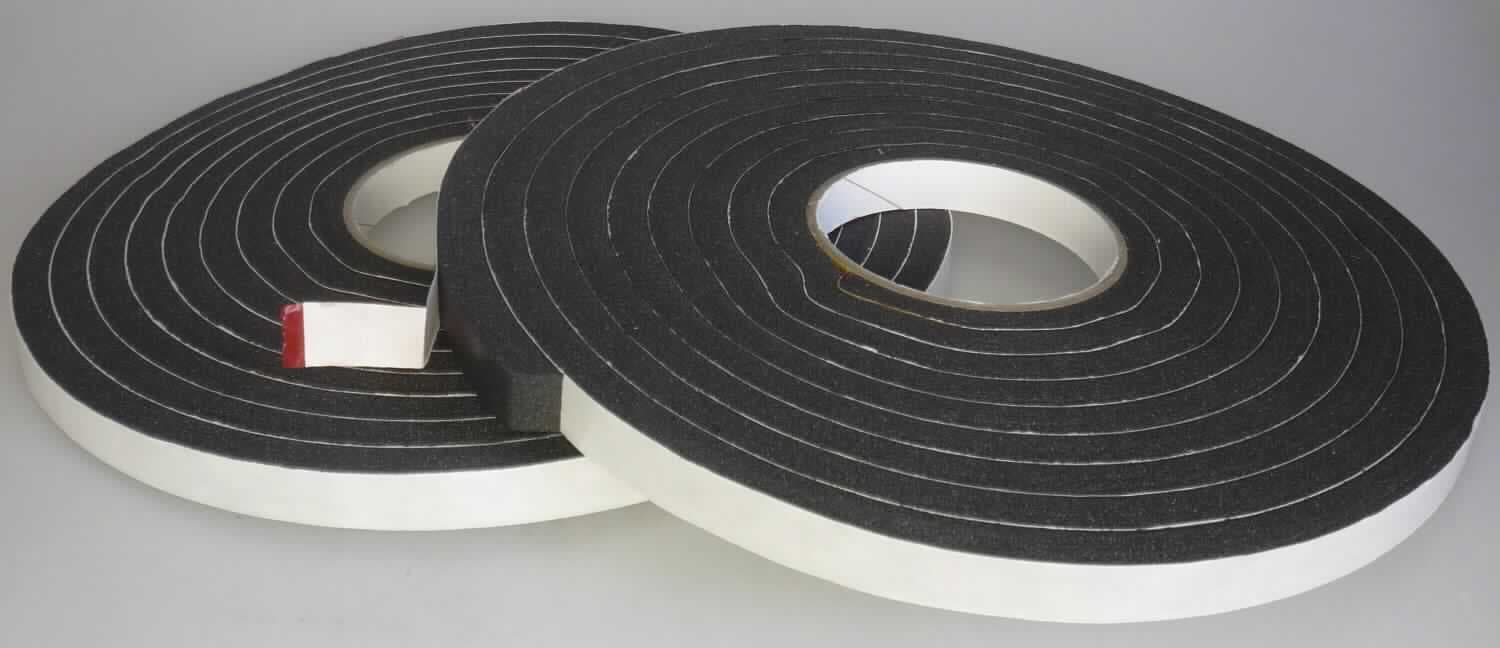 Angaben des Antragstellers:
Universal-Schaumdichtband, selbstklebend, anthrazit, 5 m, 15 x 9 mm

Feststellungen an einem Warenmuster:
Es wurde ein dunkelgraues, einseitig selbstklebendes Schaumkunststoffband (ca. 5 m x 15 mm x 9 mm) vorgelegt. Das Band ist mit einer Schutzfolie versehen und auf einer Pappspule aufgerollt.

Befund:
Es handelt sich um ein selbstklebendes Band aus Kunststoff im Sinne der Unterposition (KN) 3919 1080.
