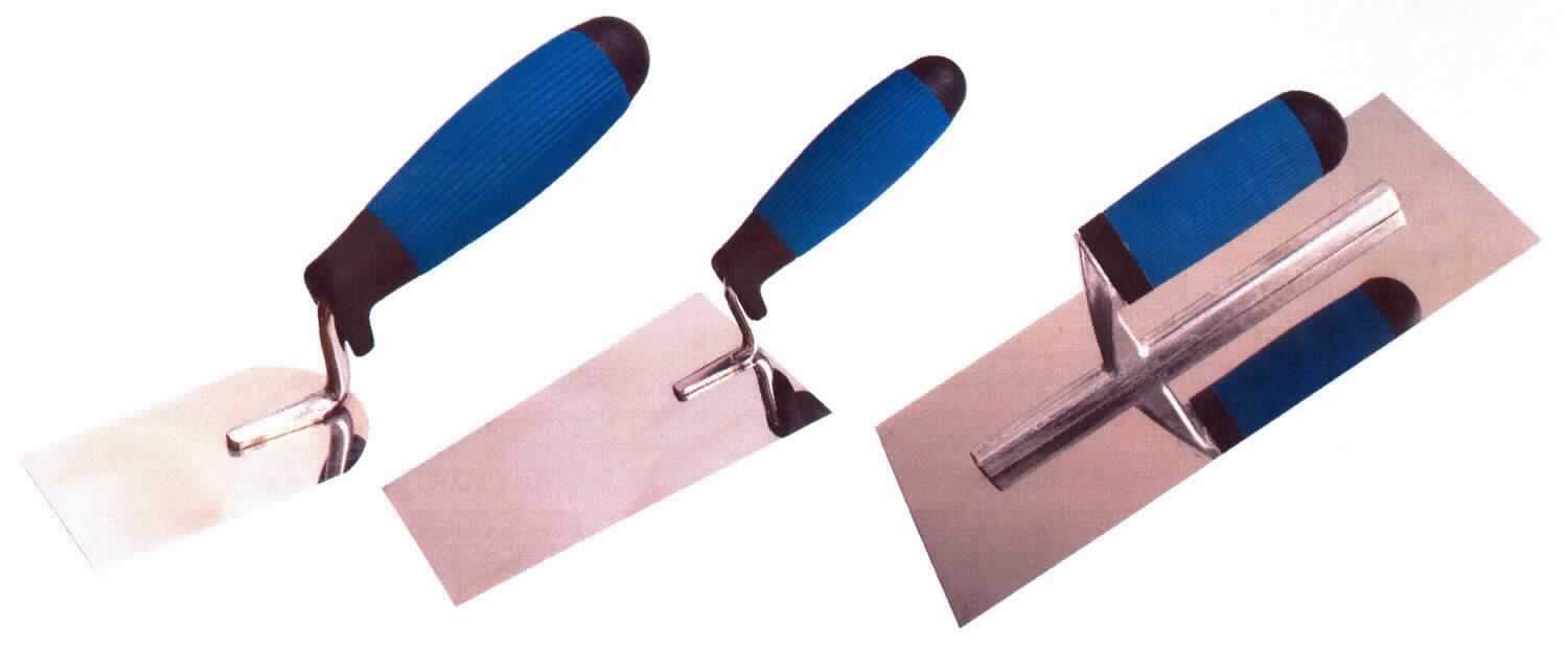 "Kellen-Set";

- drei mit freiem Arm zu handhabende Werkzeuge für Maurer, Gipser oder Zementarbeiter,
  in Form einer Glättekelle, Maurerkelle und Putzkelle

- jeweils mit einer Kellenplatte (verschiedene Größen) und Form aus unedlem Metall, einem Fuß für 
  den Griff aus unedlem Metall und einem Kunststoffgriff

- zum Verarbeiten des Mörtels beim Mauern oder Putzen, zum Glattstreichen von Estrichböden, 
  Wandputz oder zum Verspachteln bei Bauarbeiten

- gemeinsam in einem Farbkarton aufgemacht

Abbildung siehe Anlage.

Derartige Erzeugnisse gehören als "Handwerkzeuge, anderweit weder genannt noch inbegriffen, mit arbeitendem Teil aus unedlem Metall" andere als die in den TARIC-Codes 8205 1000 00 bis 8205 5100 00 genannten, für Maurer, Gipser und Zementarbeiter zum TARIC-Code 8205 5910 00.