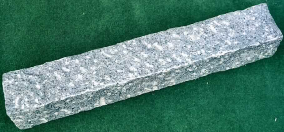 Angaben: 
- Warenbezeichnung: Stelen 
- Material (Artikelnummer): Granit Grau (006010229,006010232), Gelb (006010230,006010233);
Anthra Grau (006010231,006010234) oder Wüstenblume (006015010,006015009)
- Format: 120/80 x 12 x 12 cm
- Gewichte: 120x12x12 cm, Stk. 48,38 kg; 80x12x12 cm, Stk. 32,26 kg
- Bearbeitung: gespitzt
- Verwendungszweck: für den Außenbereich

Feststellungen: Die Angaben der Antragstellerin werden als zutreffend unterstellt.  

Befund: Zolltariflich handelt es sich bei den Stelen um bearbeitete Werksteine, der Position 6802 des EZT.

Es handelt sich um die Neuerteilung der vZTA DE 25249/09-1
