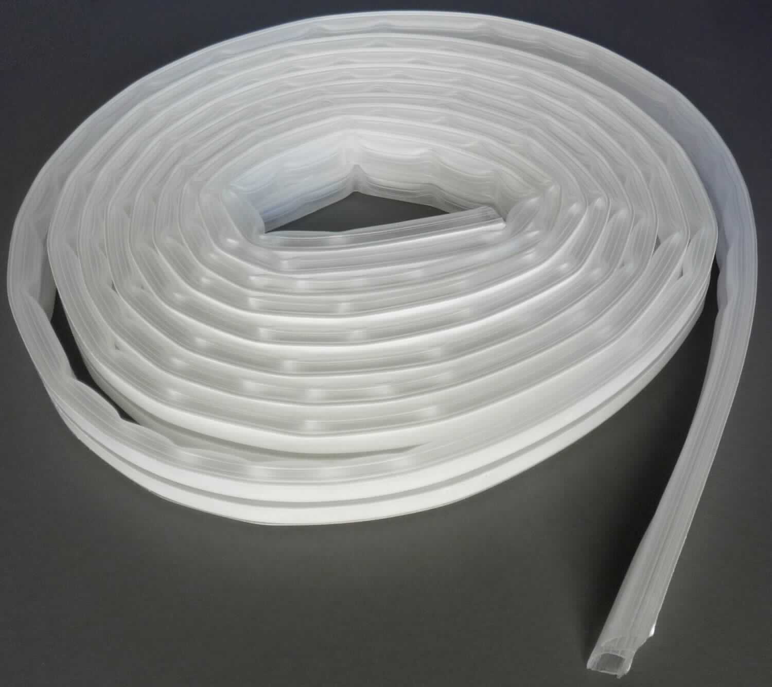 Angaben des Antragstellers: 
Thermoplast-Profildichtung, transparent, 6 m, 7 x 9 mm

Feststellungen an einem Warenmuster: 
Es wurde ein teilbarer Strang aus zwei ca. 3 m langen, transparenten, elastischen, auf der Unterseite selbstklebenden Profilen vorgelegt. Die Profile weisen einen Omega-förmigen Querschnitt auf und sind auf der selbstklebenden Seite mit einem Schutzpapier ausgestattet.

Befund:
Es liegen Profile aus Kunststoff im Sinne der Unterposition (KN) 3916 9050 vor.