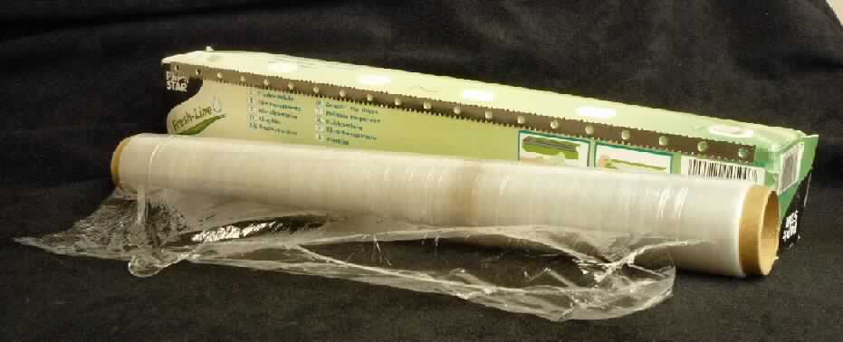 Angaben des Antragstellers:
Frischhaltefolie in Faltschachtel
Material: LDPE-Folie; Stärke: 11 µm; Abmessungen: Länge: 20 m / Breite: 29 cm

Untersuchungsergebnis an einem Warenmuster:
Farblose, transparente, dehnbare und schwach an sich selbst haftende Kunststofffolie (Breite: ca. 29 cm; Dicke: ca. 10 µm). Die Folie ist auf einen Pappkern aufgerollt und befindet sich in einer bunt bedruckten Pappfaltschachtel mit einer Abrisskante aus Metall (Kennzeichnung (Auszug): "PAP STAR Fresh-Line 20 Meter Frischhalte-Folie").

Befund:
Es liegt eine Stretchfolie aus Polyethylen niedriger Dichte vor.