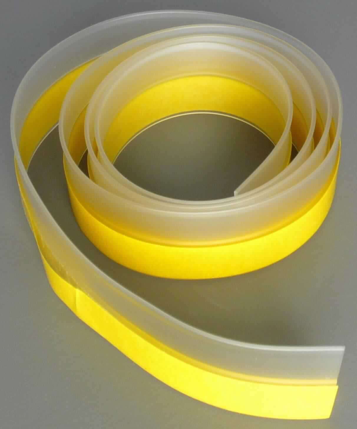 Angaben des Antragstellers:
Türdichtung Soft, transparent, 1 m, 32 mm

Feststellungen an einem Warenmuster:
Es wurde ein ca. 1 m langes, flaches, transparentes Profil aus Kautschuk vorgelegt, welches einseitig zur Hälfte selbstklebend und mit einer Schutzfolie ausgestattet ist. Das Profil befindet sich in einer bunt bedruckten Pappfaltschachtel in Aufmachung für den Einzelverkauf (Aufdruck auszugsweise: "Türdichtung").

Befund:
Es liegt ein selbstklebendes Profil aus Vollkautschuk im Sinne der Position 4008 vor.