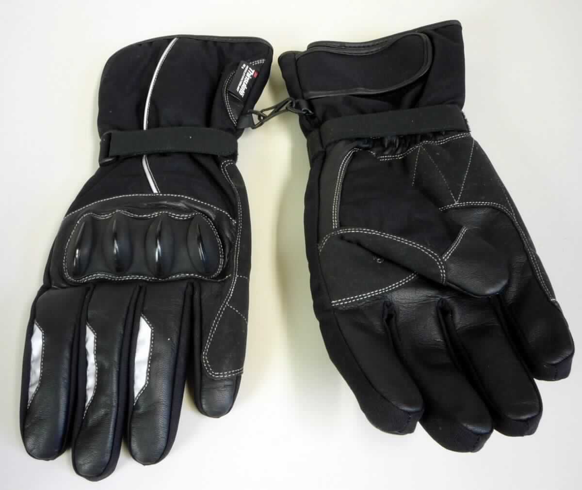 Bekleidungszubehör aus Leder (Handschuhe), sog. Motorradhandschuhe, Foto siehe Anlage, 
- als Fünffingerhandschuhe gearbeitet, 
- an der Innenhand, der Innen- und Außenseite der Finger, teilweise an der Außenseite des Daumens und der
  Daumenkuppe sowie im Bereich der Außenhand aus Leder (lt. Antrag Ziegenleder),
- im Bereich der Innen- und Außenhand aus gerauten, mit Kunststoff getränkten Gewirken aus Spinnstoffen,  
- im restlichen Bereich (einschließlich der Stulpe) aus Geweben aus Spinnstoffen (u.a. mit reflektierenden
  Einsätzen),
- im Bereich des Handrückens mit einem eingearbeiteten Protektor (Knöchelschutz) aus Kunststoff, 
- das Leder verleiht dem Handschuh nach dem Umfang und insbesondere in Bezug auf die Verwendung als
  Motorradhandschuh seinen wesentlichen Charakter, 
- in Höhe des Handgelenks elastisch verengt und mit einem Band mit Klettverschluss,
- an oberen Ende der Stulpe mit einem Band mit Klettverschluss, 
- gefüttert, 
- an einem Handschuh mit einem Karabinerhaken, am anderen Handschuh mit einer Öse (zum Verbinden der
  beiden Handschuhe),
- ohne funktionelle Merkmale von Spezialsporthandschuhen und von Schutzhandschuhen.

"Bekleidungszubehör aus Leder, Fingerhandschuhe, keine Spezialsport- bzw. Schutzhandschuhe"