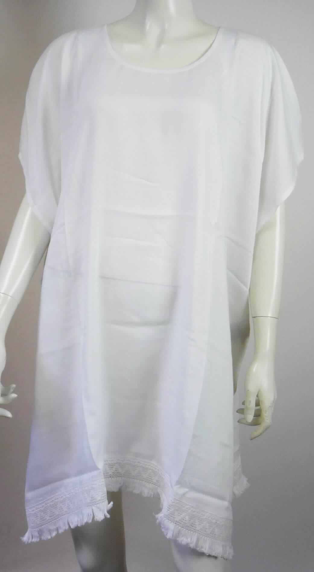 Bluse, sog. Schwangerschafts Strandtunika/Umstandsmode, in Einheitsgröße, Foto siehe Anlage,
- aus ca. 0,3 mm dicken (leichten), einfarbigen Geweben aus laut Antrag 100 % Viskose (künstliche 
  Chemiefasern), 
- über den Schritt reichend (Rückenlänge: ca. 83 cm),
- mit einem runden Halsausschnitt,
- ohne Öffnung und ohne Verschluss; ohne Hinweise auf den Trägerkreis (unisex),
- ärmellos mit weiten Armausschnitten,  
- ohne durchgehende Seitennaht,
- am unteren Rand mit aufgenähten, ca. 6 cm breiten Borten verziert; mit ca. 33 cm hochreichenden Seitenschlitzen,
  die an den Rändern durch Umschlagen und Festnähen gesäumt sind,
- kann aufgrund der sehr hochreichenden Seitenschlitze nicht ohne ein weiteres, den Unterkörper bedeckendes   
  Kleidungsstück getragen werden, somit kein Kleid.

"Bluse, aus Geweben, für Frauen, aus Chemiefasern"