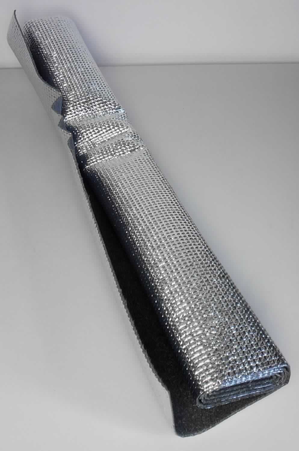 Angaben des Antragstellers:
Heizkörperreflektionsfolie 1m x 70 cm

Untersuchungen an einem Warenmuster:
Es wurde eine lediglich rechteckig zugeschnittene Matte (Maße ca. 1 m x 70 cm; Gesamtdicke: ca. 0,5 mm) vorgelegt, bestehend aus einer geprägten, metallisierten Oberseite (aluminiumbedampfte PET-Folie), einer farblosen Zwischenlage (Polyethylen) und einer grauen, schaumstoffartigen Unterseite (Polyethylen).

Befund:
Die metallisierte PET-Folie ist im Hinblick auf die Bedeutung für die Verwendung als Heizkörperreflektionsfolie charakterverleihend für die Ware. Es liegt eine metallisierte Polyethylenterephthalatfolie im Sinne der Unterposition (KN) 3920 6290 vor.